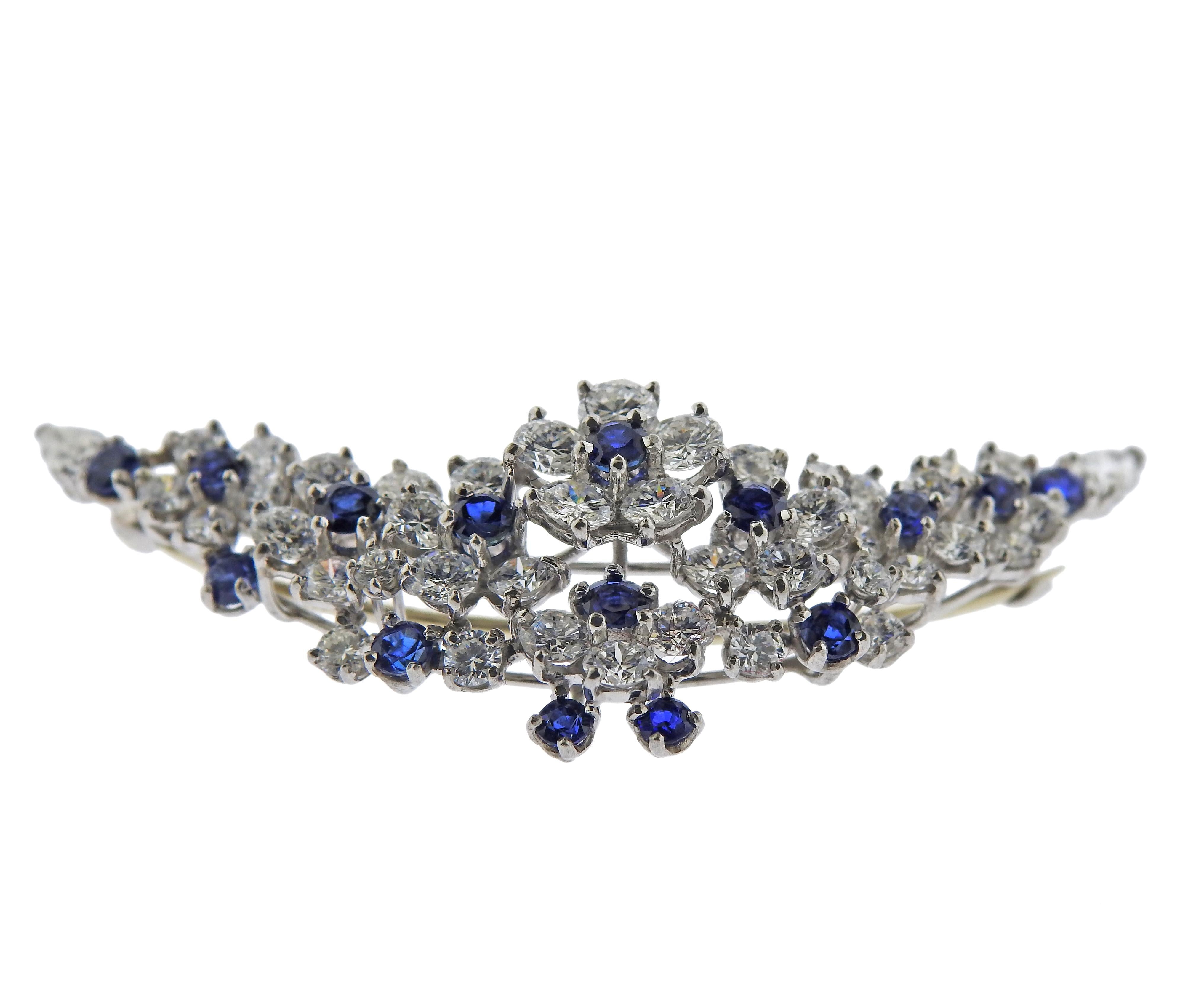 Blumenbrosche aus Platin von Oscar Heyman Bros. mit blauen Saphiren und ca. 4,50ctw an Diamanten. Brosche misst 2,25