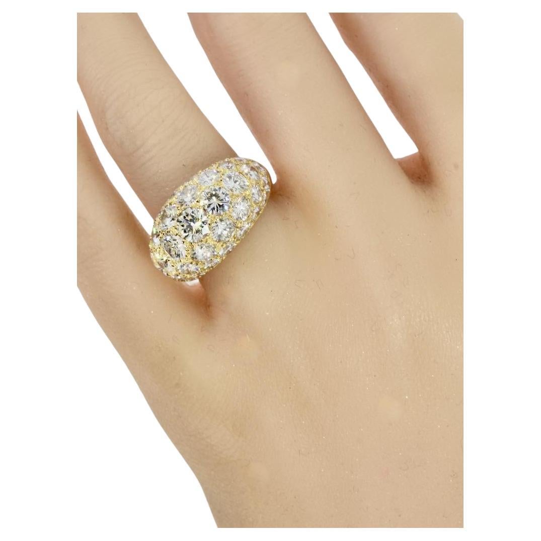 Oscar Heyman & Bros. 18K Gelbgold und feiner weißer Brillantschliff Diamant Vintage Ring. 39 sehr feine weiße Diamanten sind gut geschliffen und fein abgestimmt und in einem leichten Bombenmotiv dieses gut gemachten Rings von diesem amerikanischen