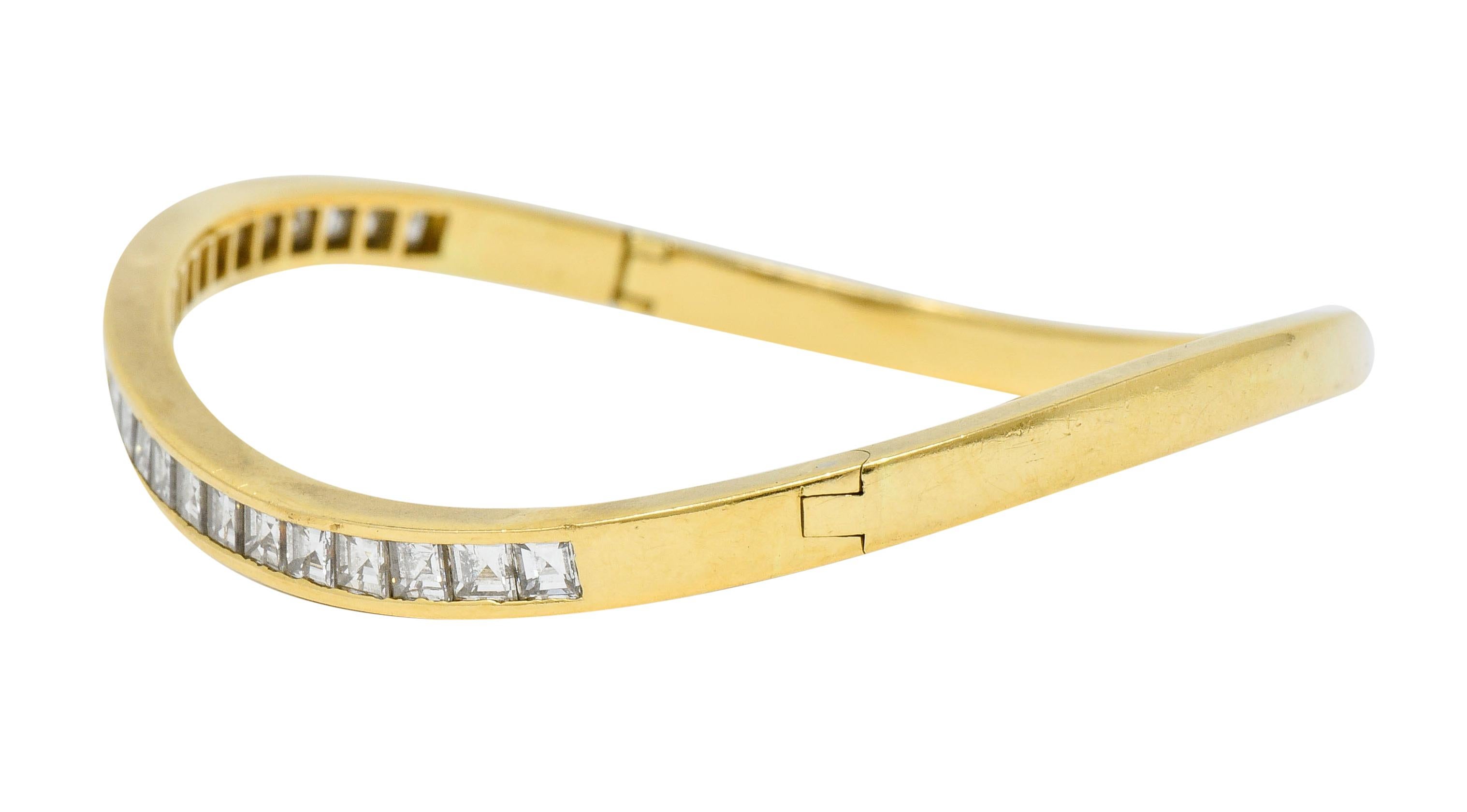 Oscar Heyman Bros. Vintage 2.50 Carat Diamond 18 Karat Gold Wave Bangle Bracelet In Excellent Condition In Philadelphia, PA