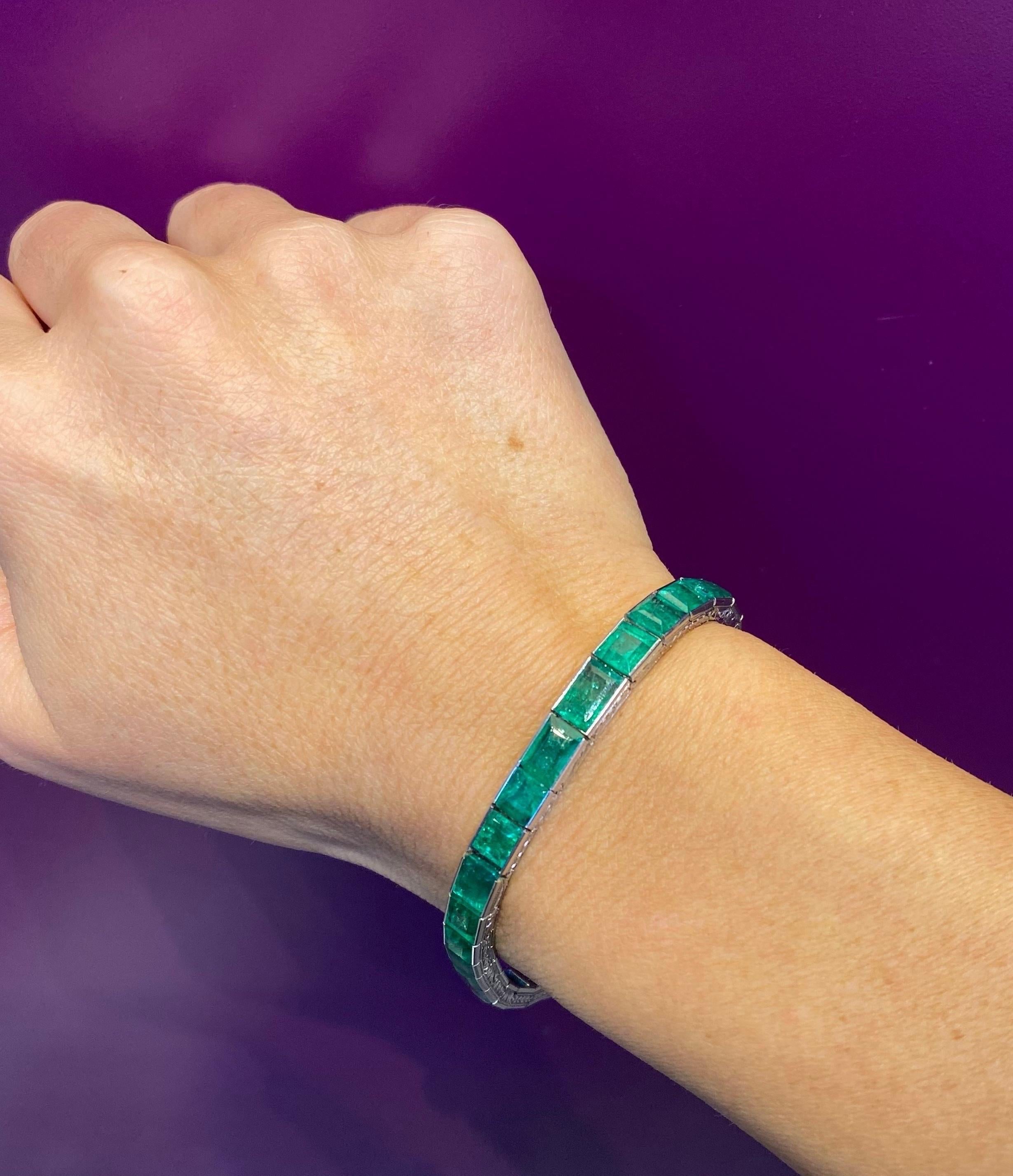Pulsera esmeralda Art Déco Hermanos Oscar Heyman

Pulsera de platino engastada con 31 esmeraldas talla baguette.
Fabricado hacia 1920 

Acompañado de un certificado de autenticidad y un certificado AGL
Medidas aproximadas: 7,5