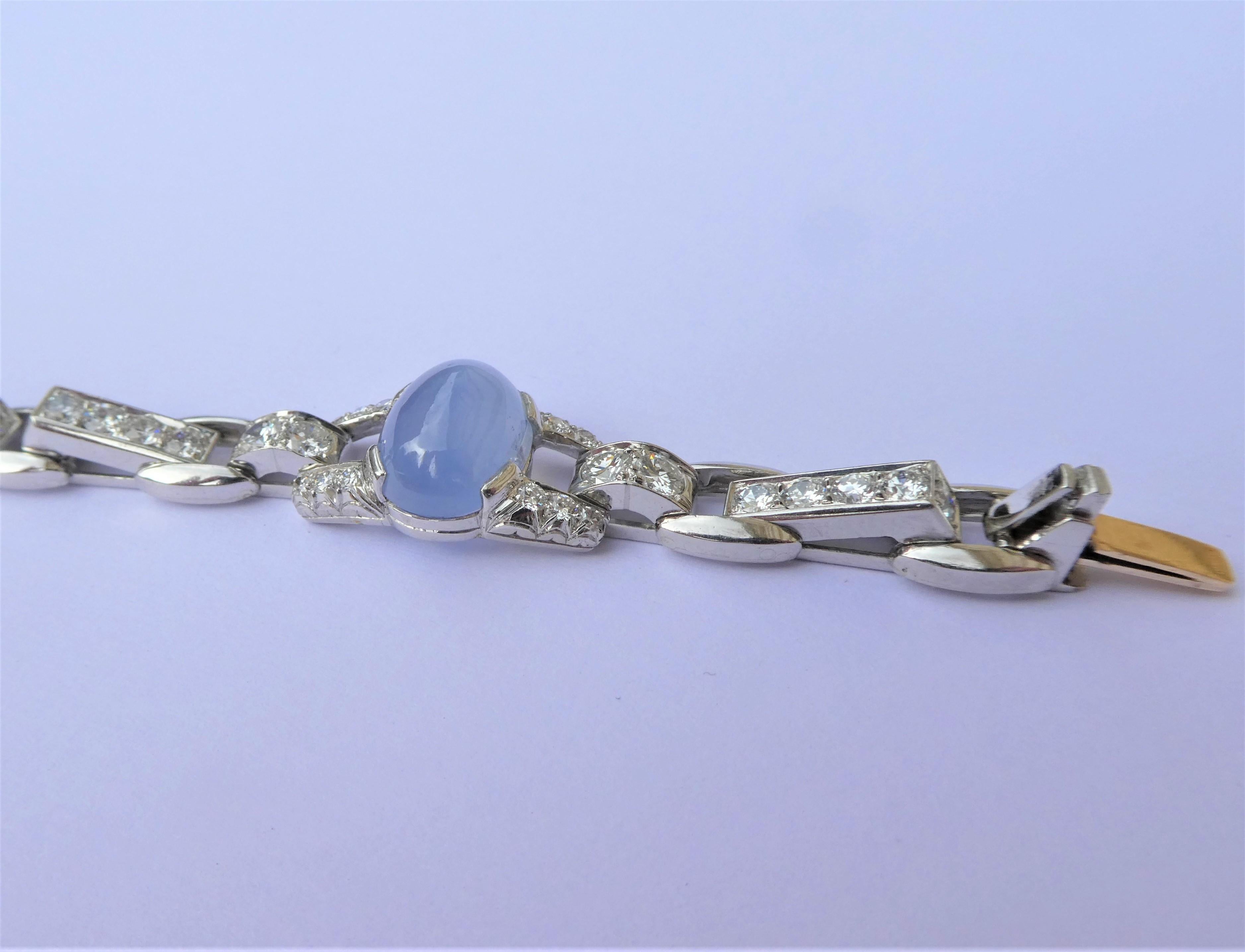 A unique Art Deco bracelet by Oscar Heyman Brothers from the 1920s made and stamped in platinum. 3 greyish blue oval star sapphires with a total of circa 28 carat and 77 round brilliant-cut diamonds weighing circa 6,3 carat were crafted in the 1920s