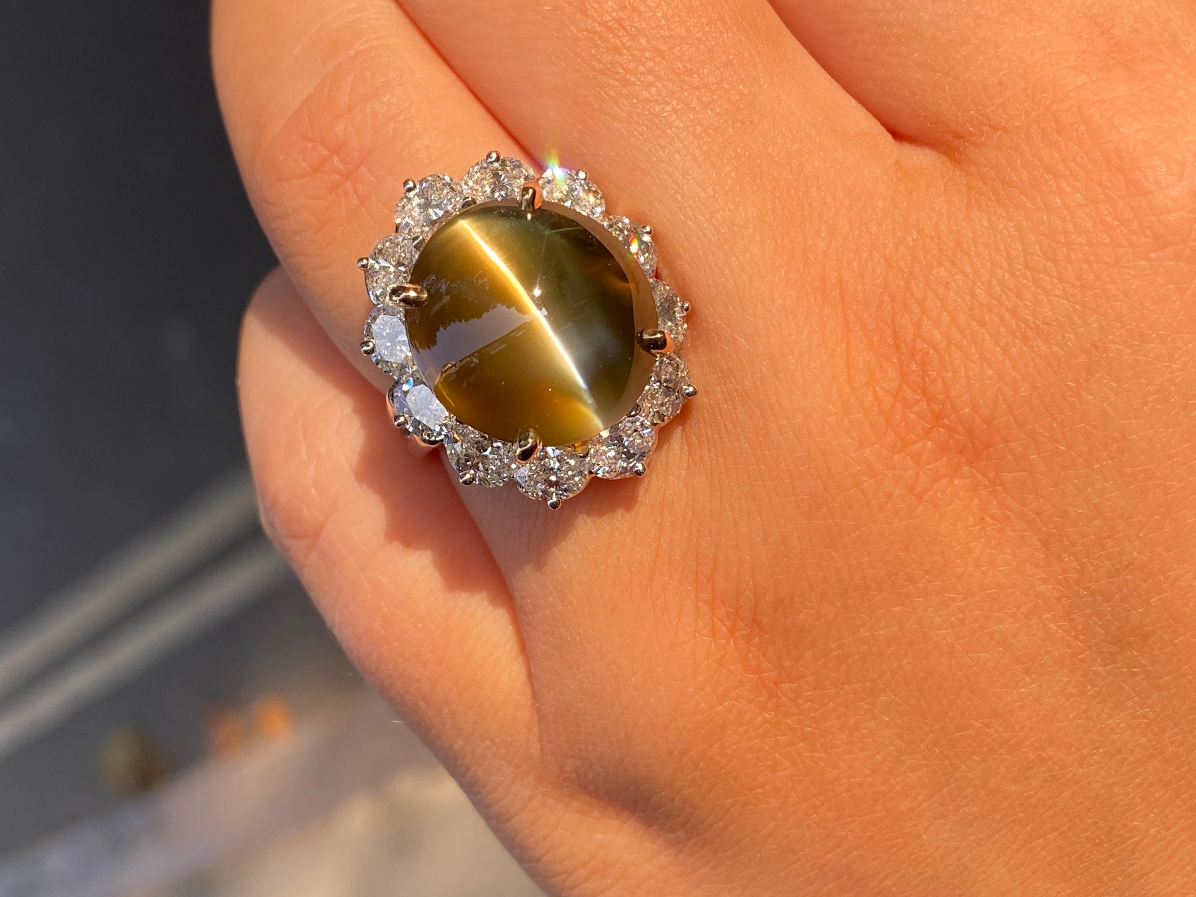 Oscar Heyman Brothers Chrysoberyl Cat's Eye and Diamond Ring, American. In Good Condition For Sale In London, GB