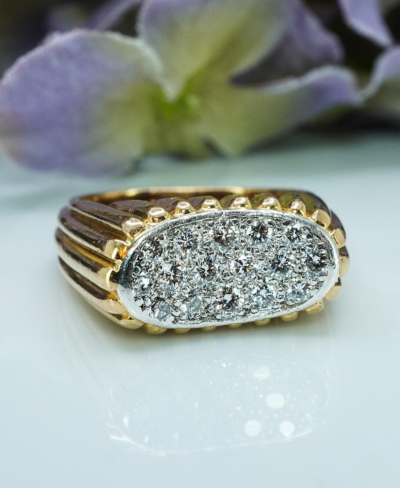  OSCAR HEYMAN Brüder Diamanten Ring 18K Gold Platin Heavy Estate

Dieses faszinierende Designerstück von OSCAR HEYMAN & BROTHERS ist aus luxuriösem 18K Gold und Platin gefertigt. Die 16 funkelnden, rund geschliffenen Diamanten, die als extrem sauber