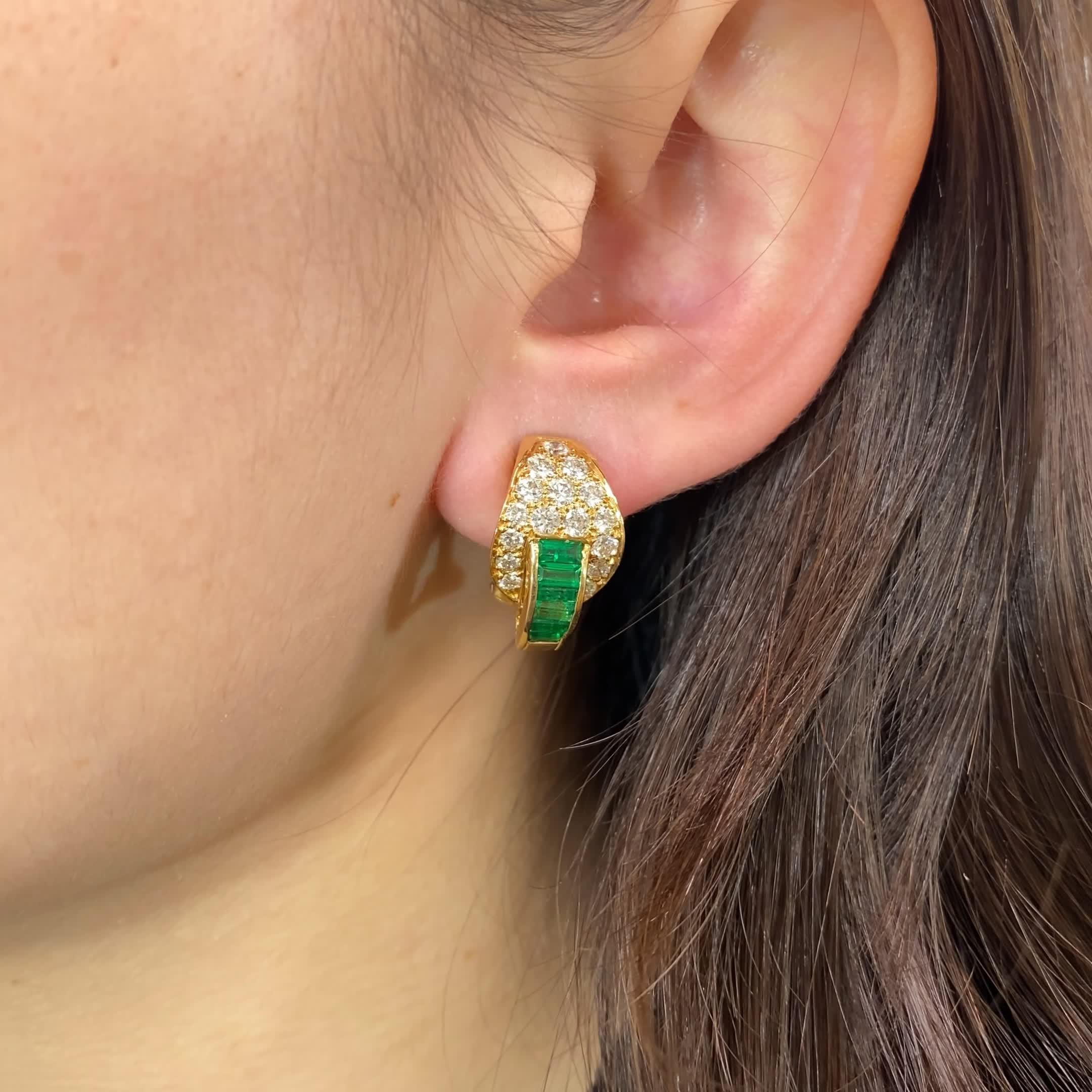 Oscar Heyman Brothers Emerald Diamond 18 Karat Gold Earrings. The earrings feature 12 emeralds approximately 1.50 carats. 32 round brilliant cut diamonds, approximately 1.50 carats E-F color, VVS clarity. Stamped OHB. Serial #104232. Circa