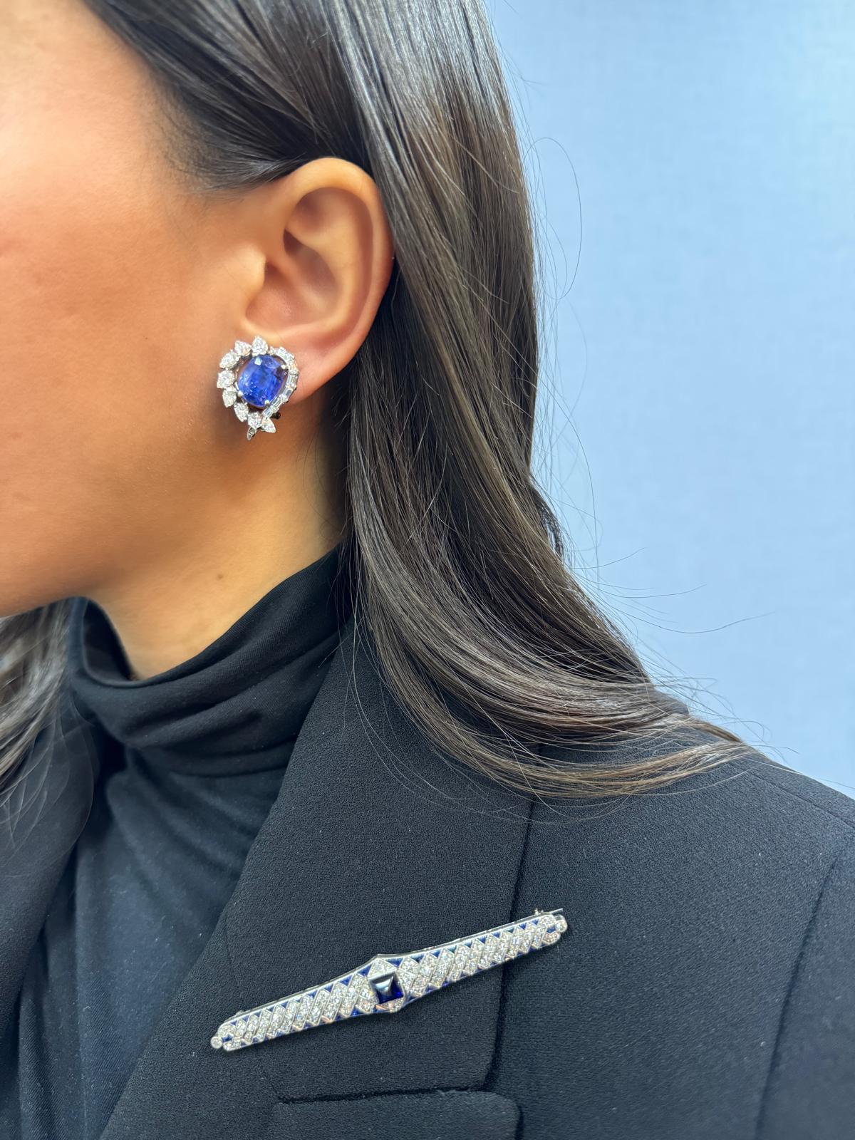 Cette exquise paire de boucles d'oreilles Oscar Heyman Brothers présente une étonnante combinaison de saphirs naturels certifiés GIA et de diamants en forme de poire et de baguette élégamment gradués. Accompagnées d'un rapport GIA confirmant que les