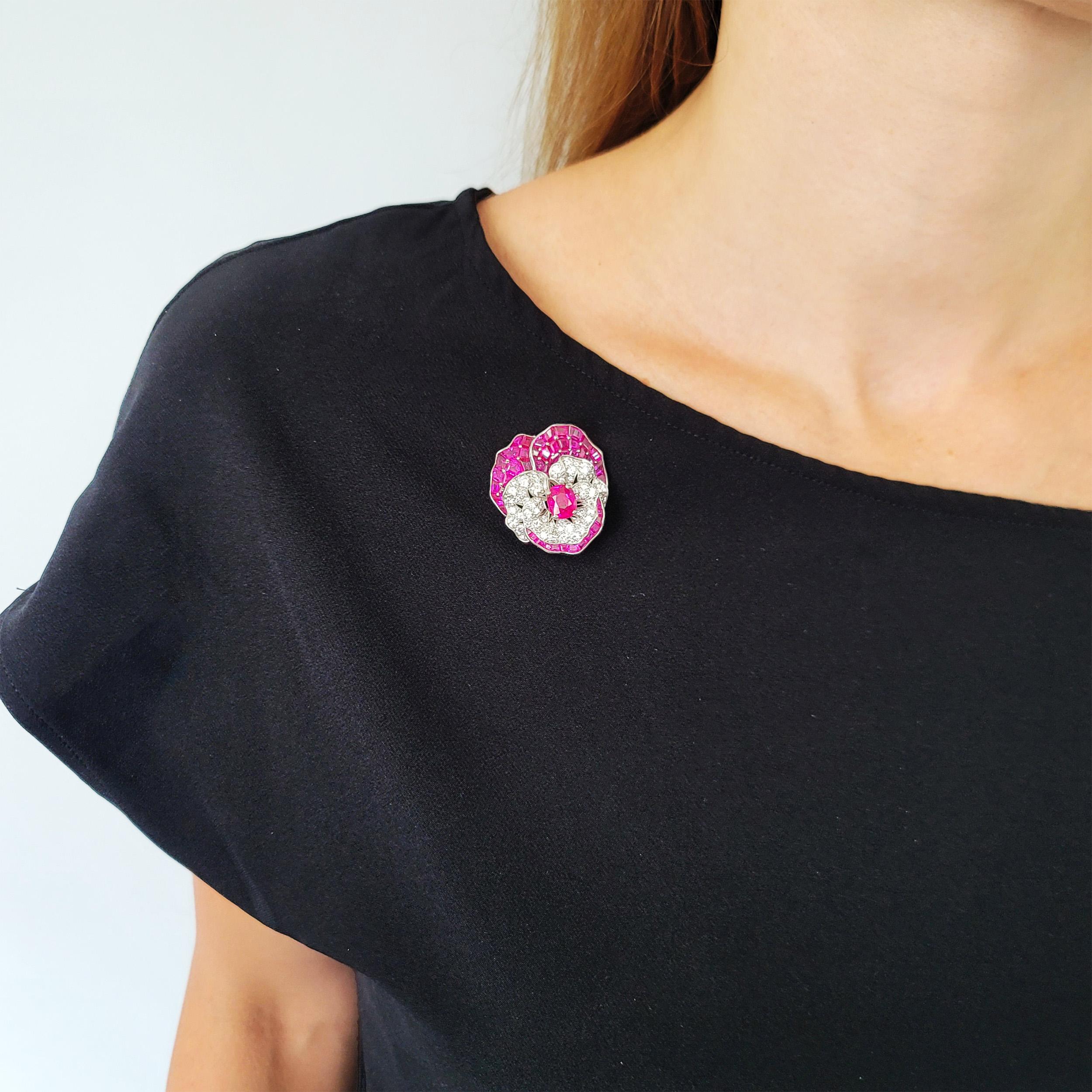 Oscar Heyman design a forma di viola del pensiero con rubini e diamanti.   spilla. Al centro è incastonato un rubino ovale di 3,17 carati con la scritta 