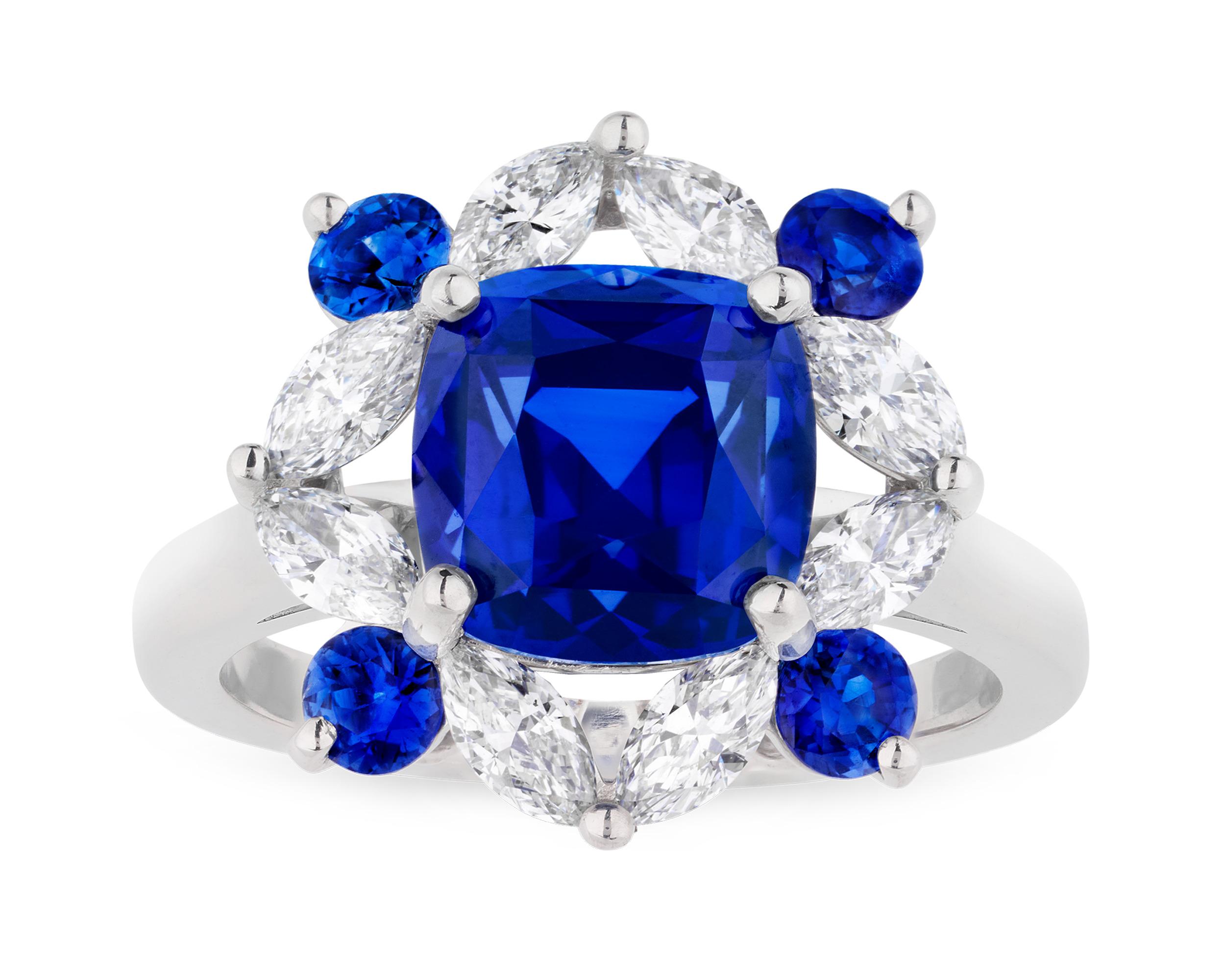 Taglio cuscino Anello con zaffiro e diamante di Ceppylon di Oscar Heyman, 5,02 carati in vendita