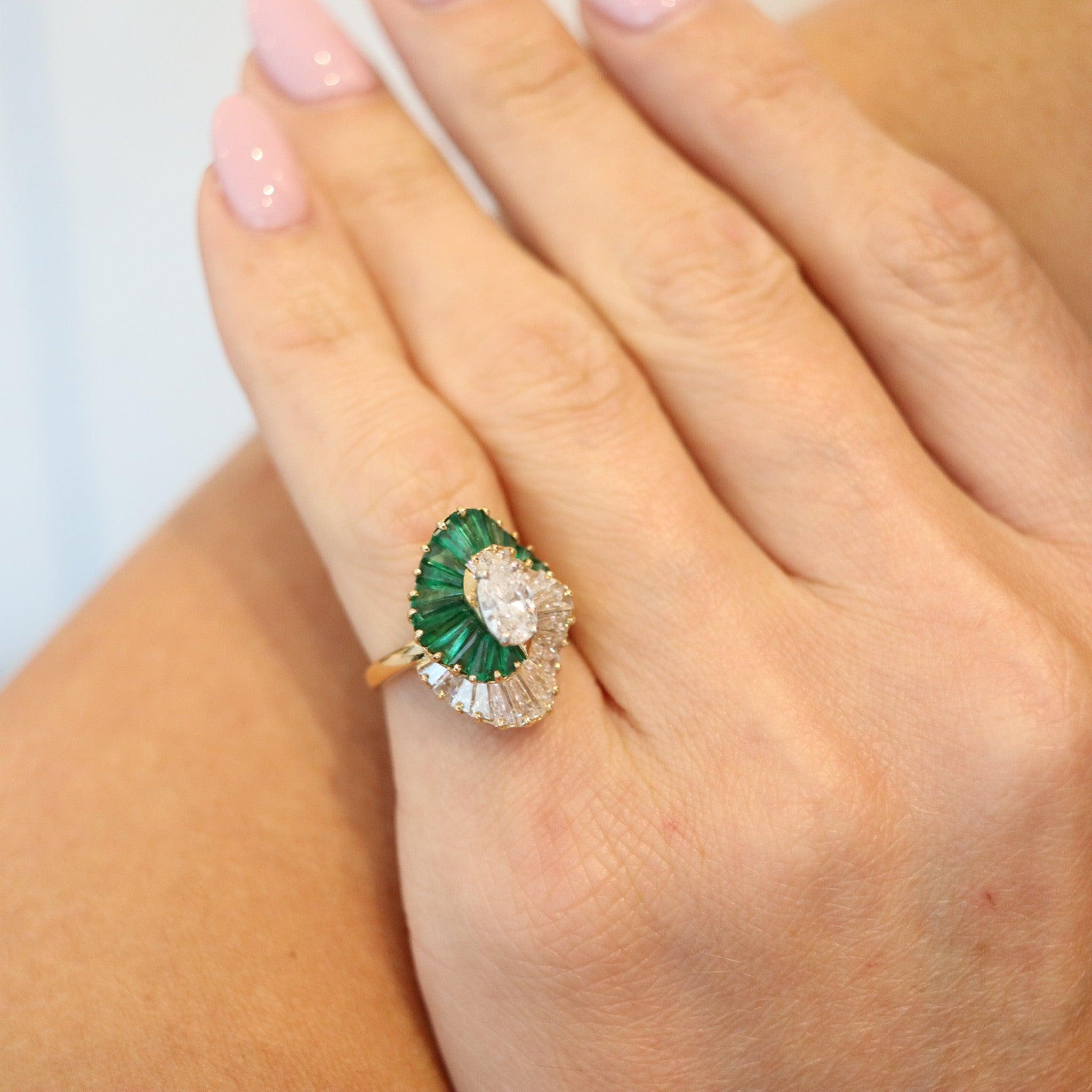 Un anillo de bailarina diseñado por Oscar Heyman & Brothers.

Se trata de un precioso anillo de cóctel de colores creado en Nueva York por los emblemáticos joyeros de Oscar Heyman, allá por la década de 1970. El icónico anillo de bailarina se ha