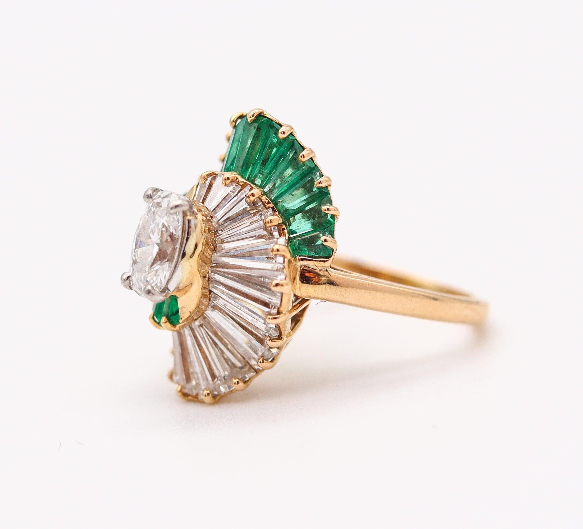 OSCAR HEYMAN Anillo de cóctel en oro de 18 quilates, platino, esmeraldas y diamantes de 2,98 quilates Modernista en venta