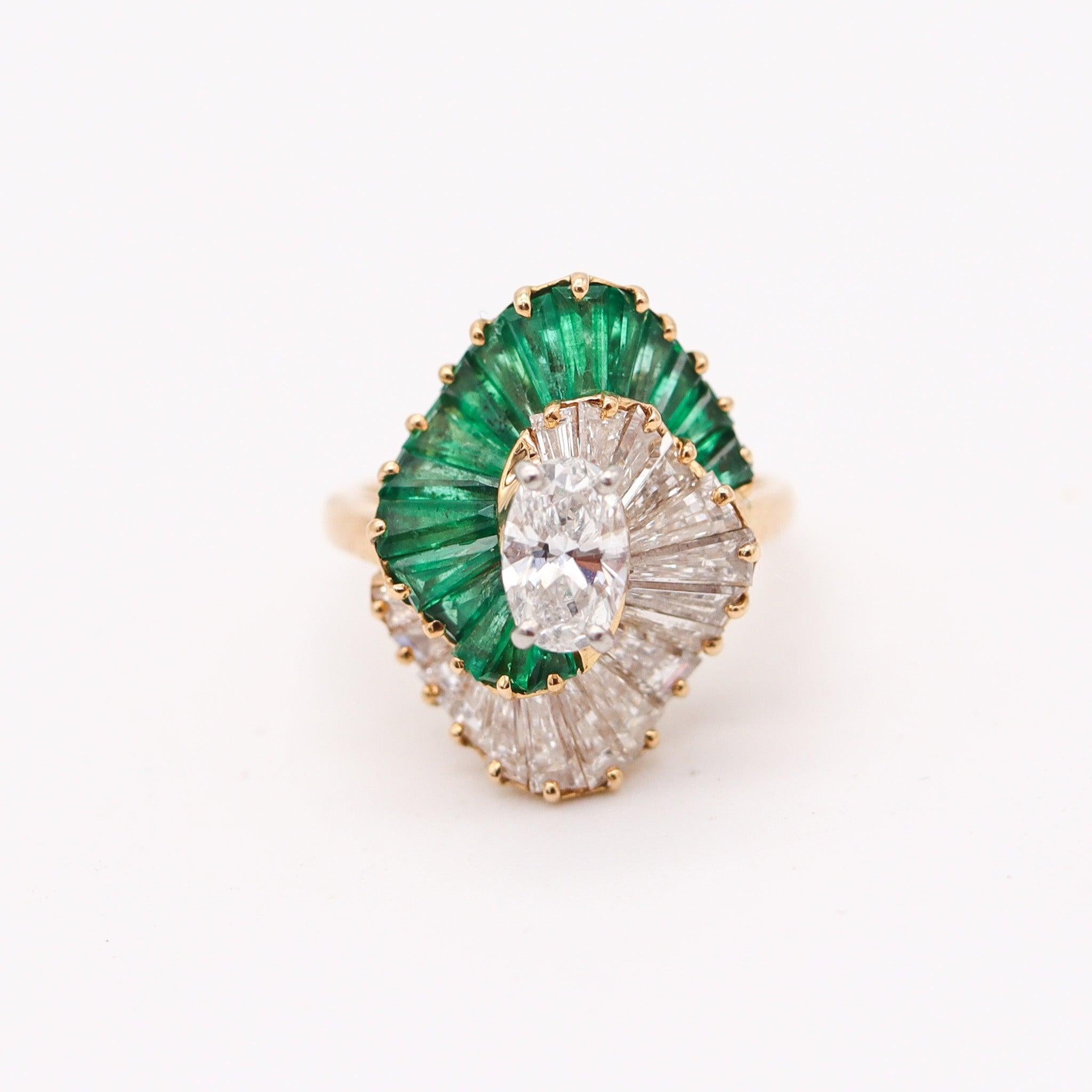 OSCAR HEYMAN Anillo de cóctel en oro de 18 quilates, platino, esmeraldas y diamantes de 2,98 quilates Corte mixto en venta
