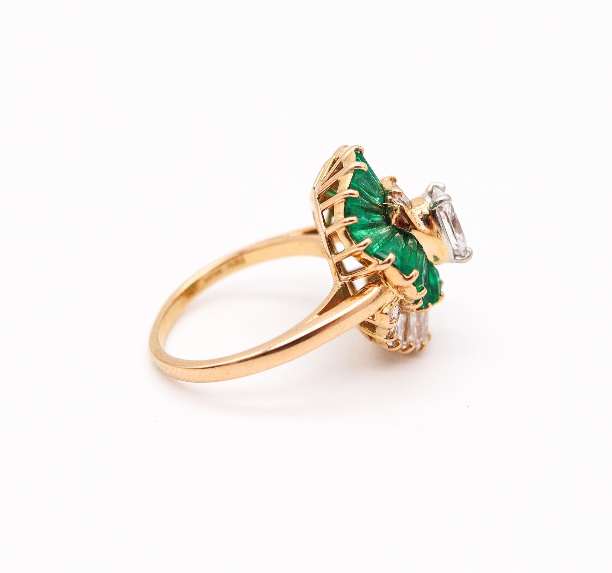 OSCAR HEYMAN Anillo de cóctel en oro de 18 quilates, platino, esmeraldas y diamantes de 2,98 quilates en Excelente estado para la venta en Miami, FL