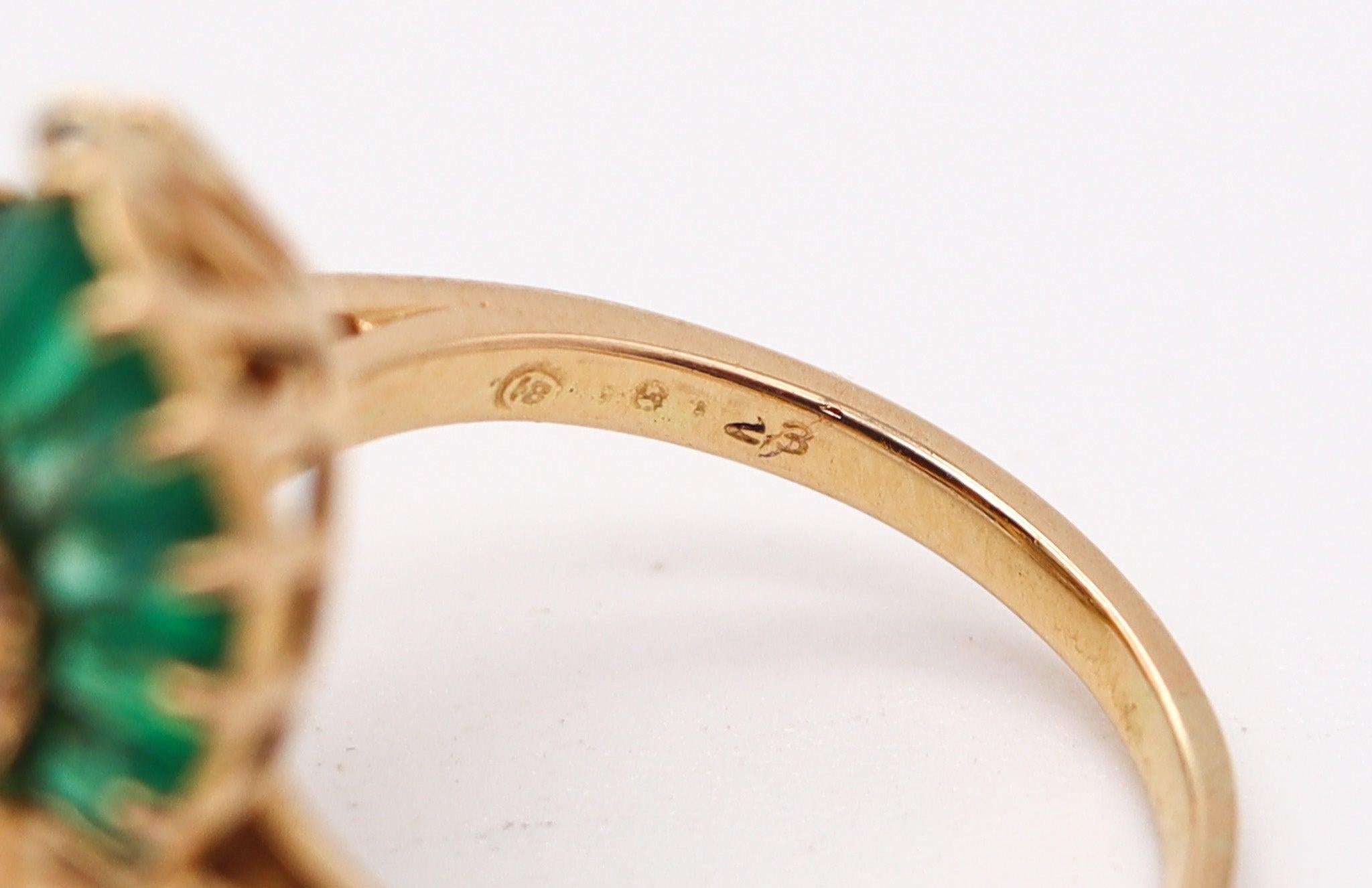 OSCAR HEYMAN Anillo de cóctel en oro de 18 quilates, platino, esmeraldas y diamantes de 2,98 quilates en venta 1