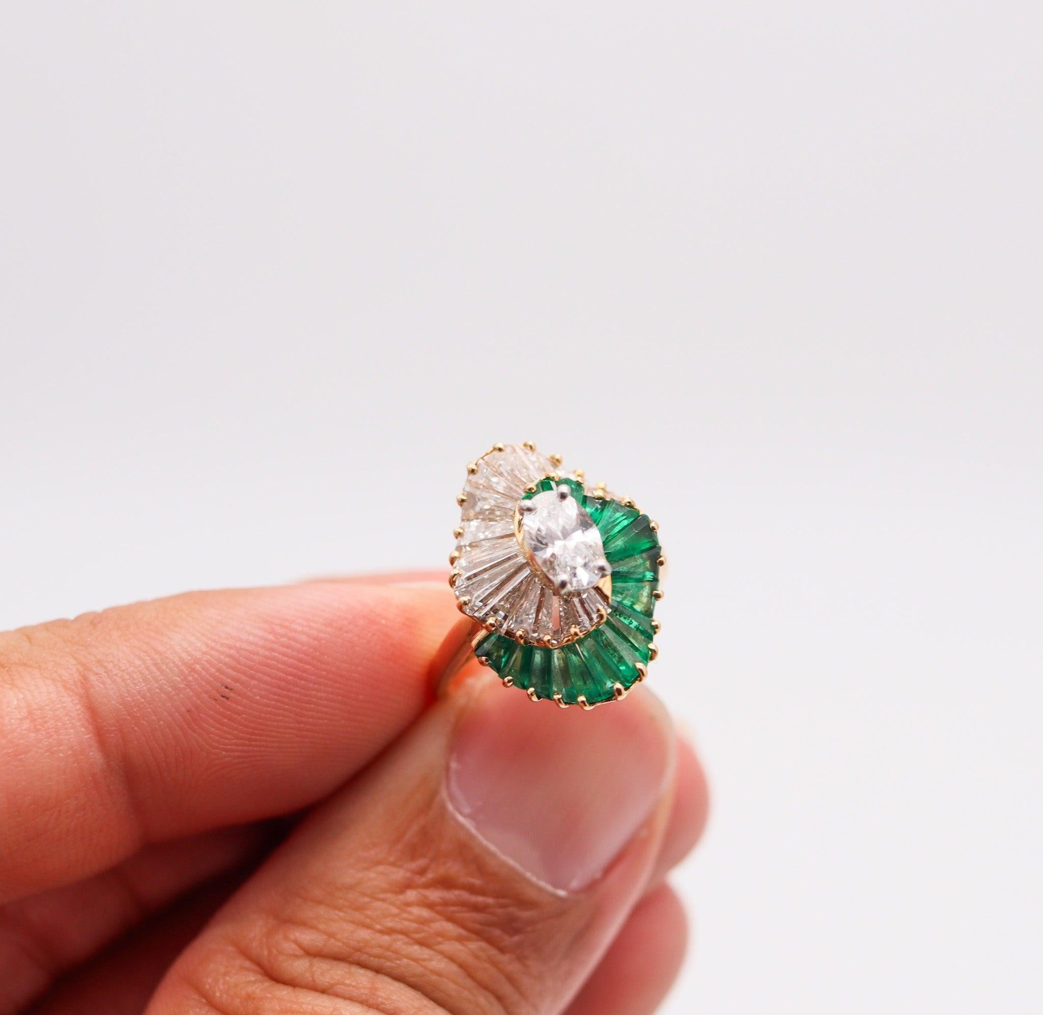 OSCAR HEYMAN Anillo de cóctel en oro de 18 quilates, platino, esmeraldas y diamantes de 2,98 quilates en venta 2