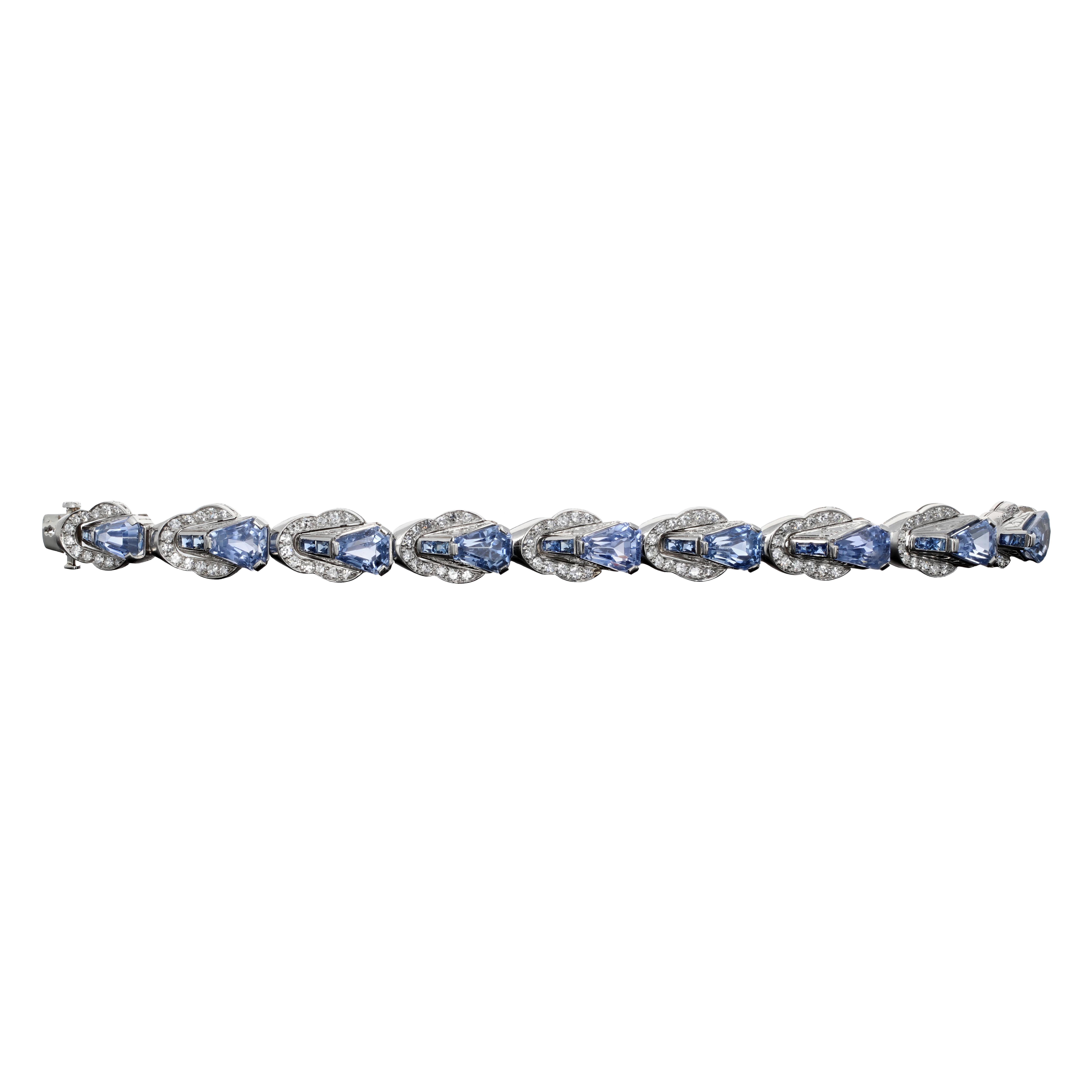 Authentic Oscar Heyman palladium and gold sapphire and diamond bracelet retro link bracelet. This bracelet is from the 1940's and is in excellent condition. There is an estimated 27.50 carat total weight of natural blue sapphires in the bracelet.
