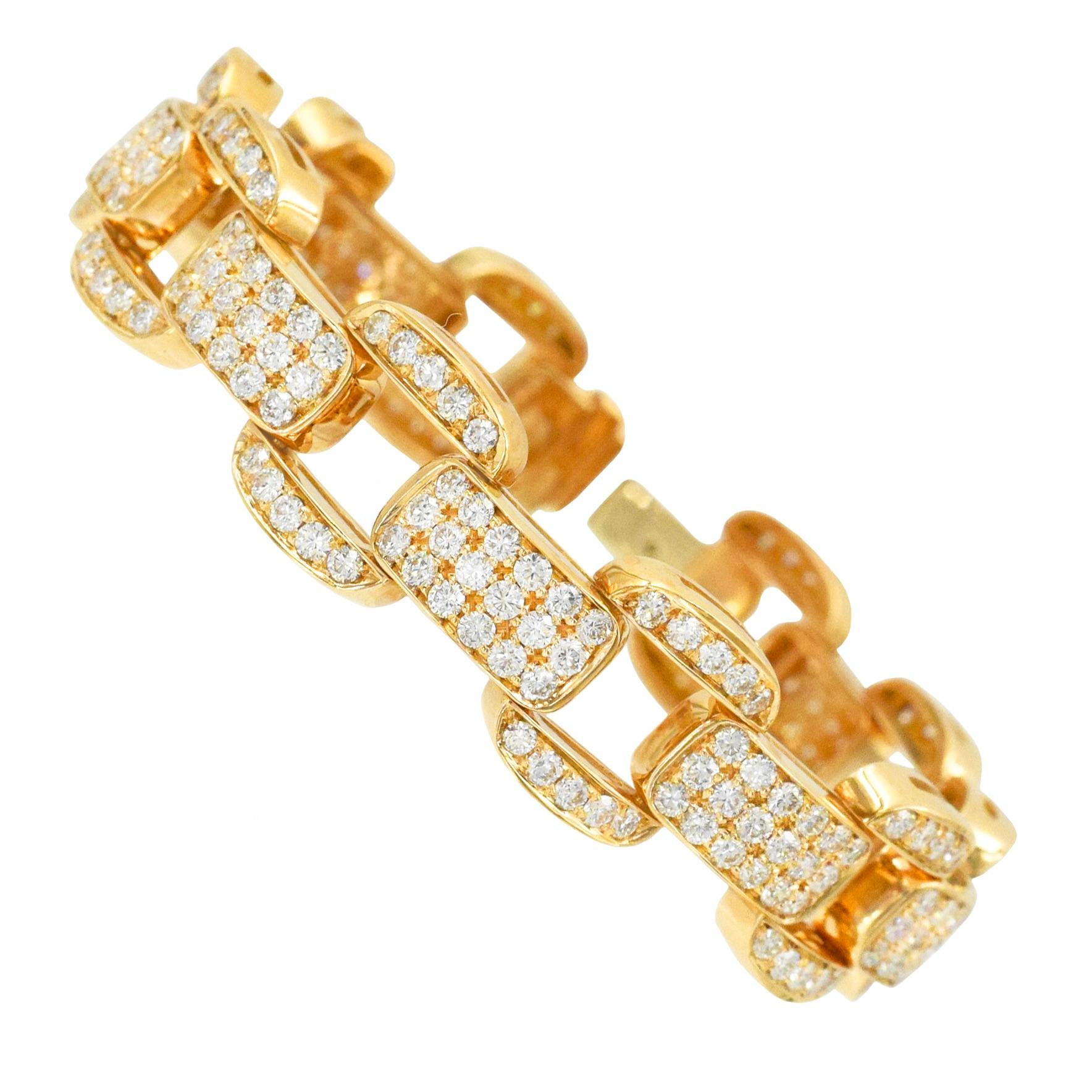 Oscar Heyman 6.86 carats diamond bracelet in 18k rose gold. The bracelet consists of 10 cushion shaped links alternating with 10 elongated links. The links are pave set with 278 of rounbrilliant
cut diamonds with a total of 6.86ct, color FG, clarity