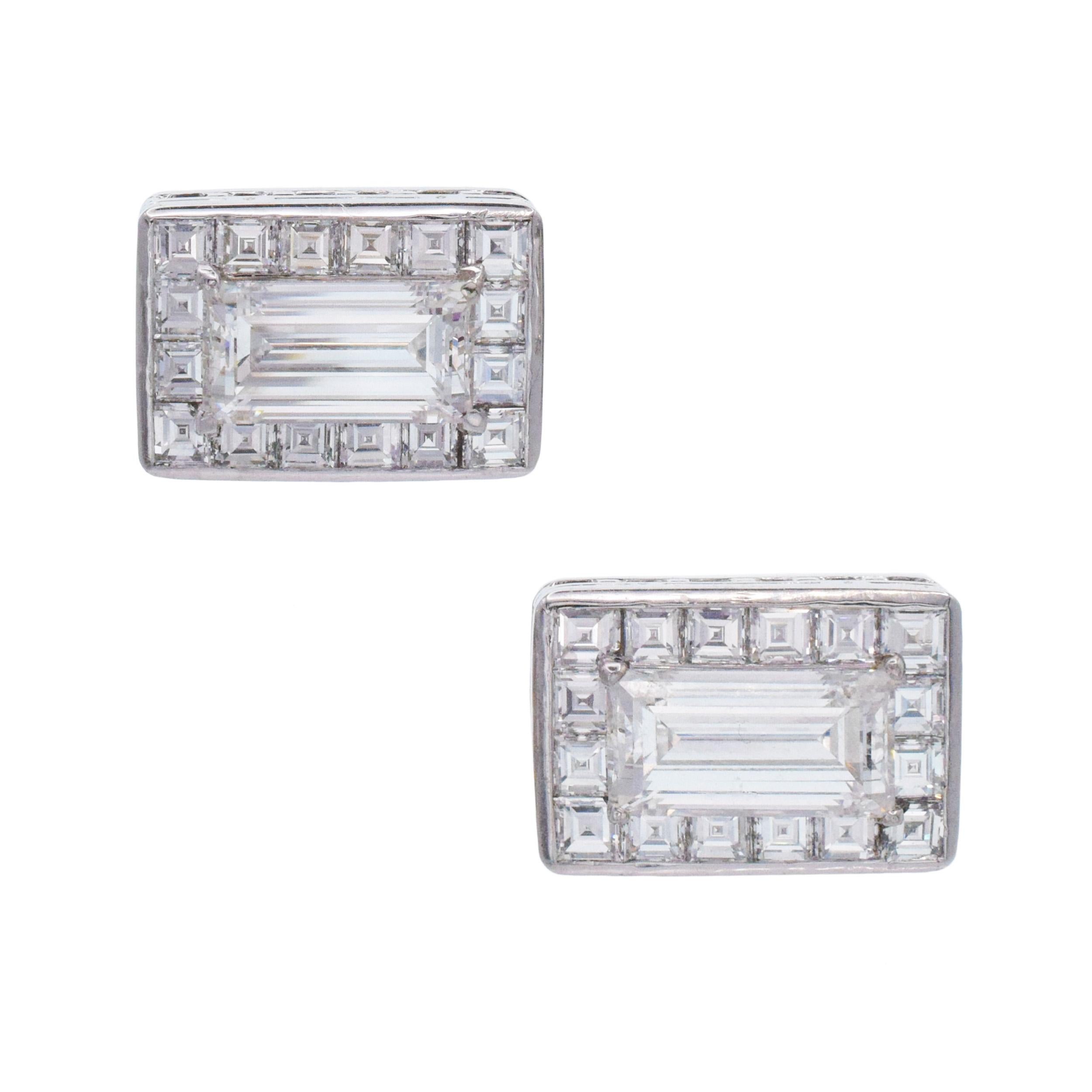 Oscar Heyman - Gemelli da polso con diamante rettangolare e taglio a gradino in platino. 
Al centro di questi gemelli sono incastonati 2 diamanti taglio smeraldo con un peso totale di 6,76 ct: diamante rettangolare a gradini da 3,41 ct, colore G,