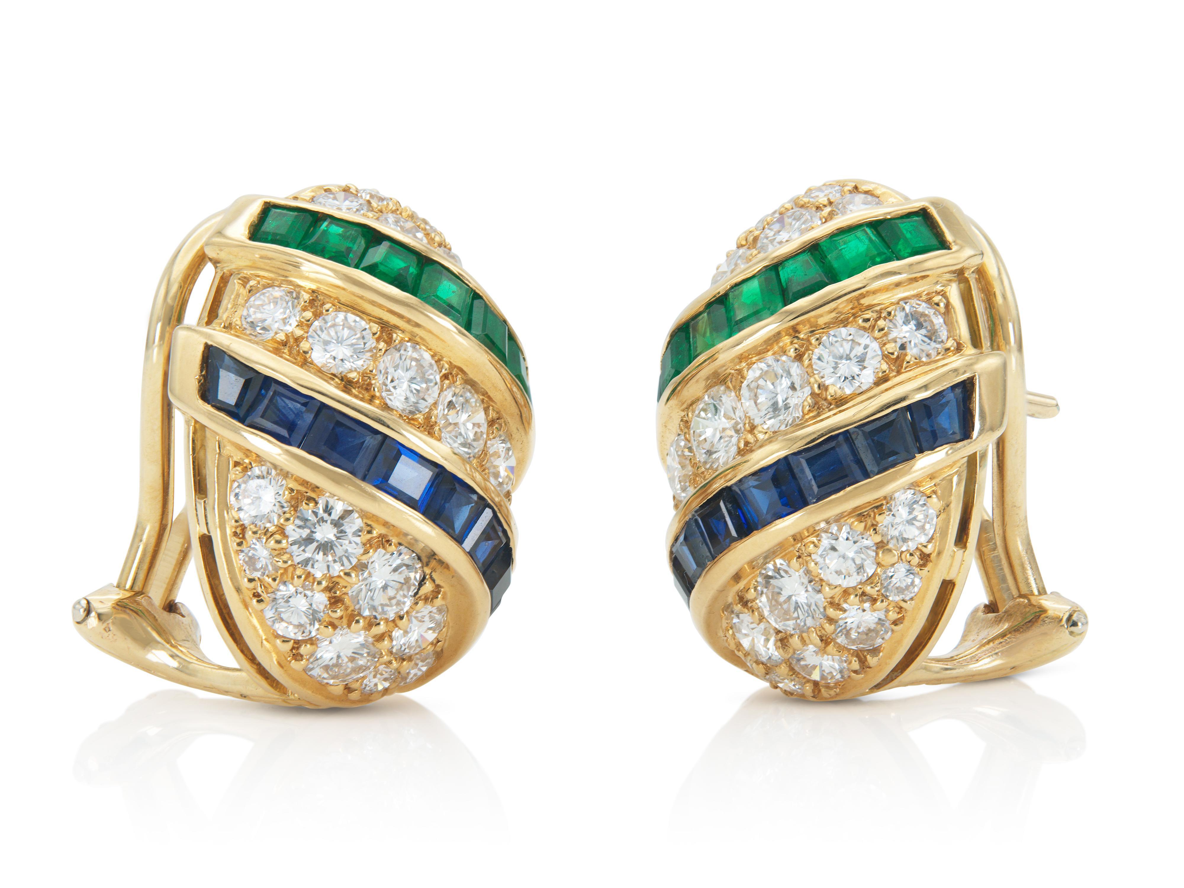 Finemente realizzato in oro giallo 18 carati con diamanti rotondi taglio Brilliante per un totale di 2,70 carati, smeraldi taglio Quadrato per un totale di 1,13 carati e zaffiri taglio Quadrato per un totale di 1,58 carati.
Firmato da Oscar