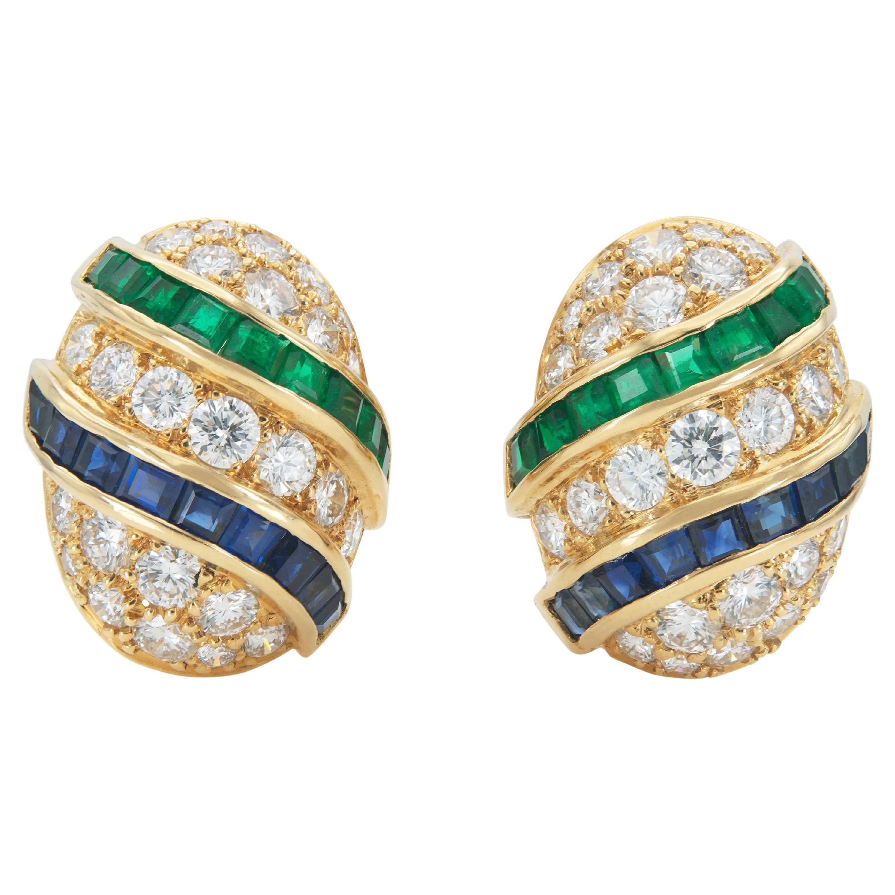 Boucles d
oreilles en diamants, émeraudes et saphirs d
Oscar Heyman