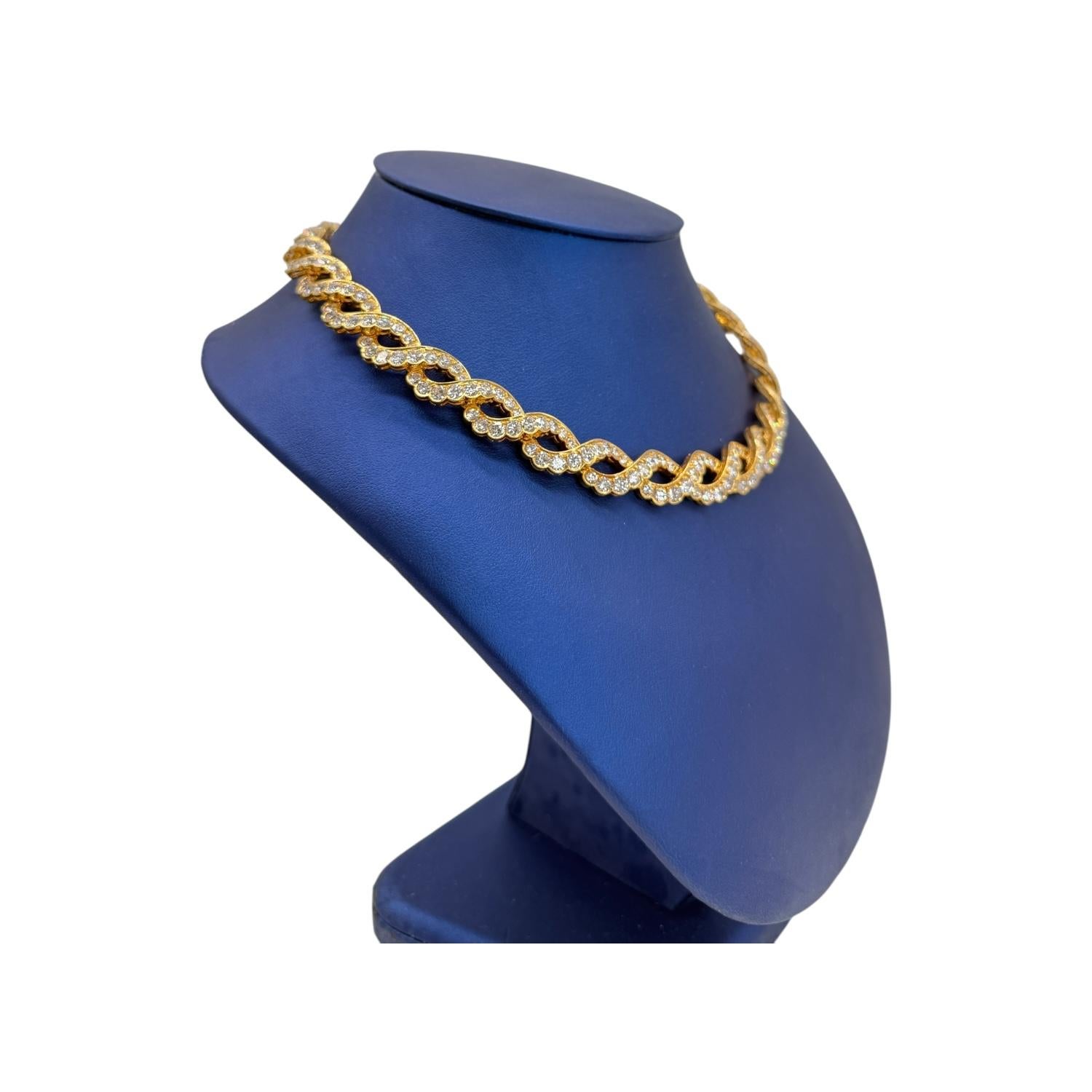 Oscar Heyman Diamond Necklace with 272 Round Brilliants in 18K Yellow Gold

Celebrate timeless elegance with this exquisite Oscar Heyman estate necklace, masterfully crafted in rich 18K yellow gold. Weighing an impressive 94.40 grams, this luxurious