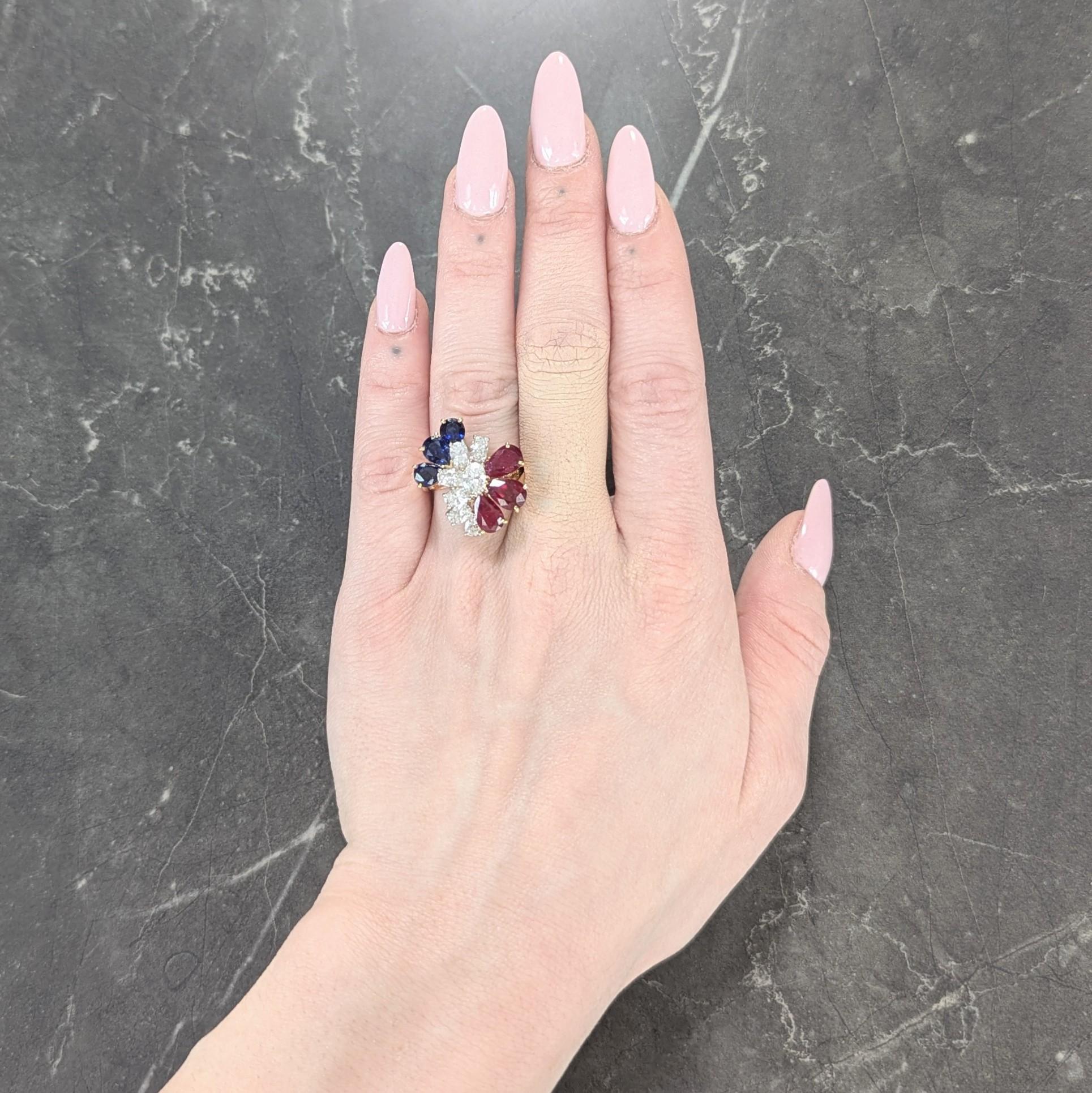 Disegnato come un grappolo di diamanti taglio ovale con spruzzi di zaffiri e rubini taglio pera.
I diamanti hanno un peso totale di circa 1,36 carati - colore G con purezza VS1-VS2
Gli zaffiri pesano circa 3.05 carati in totale - blu medio