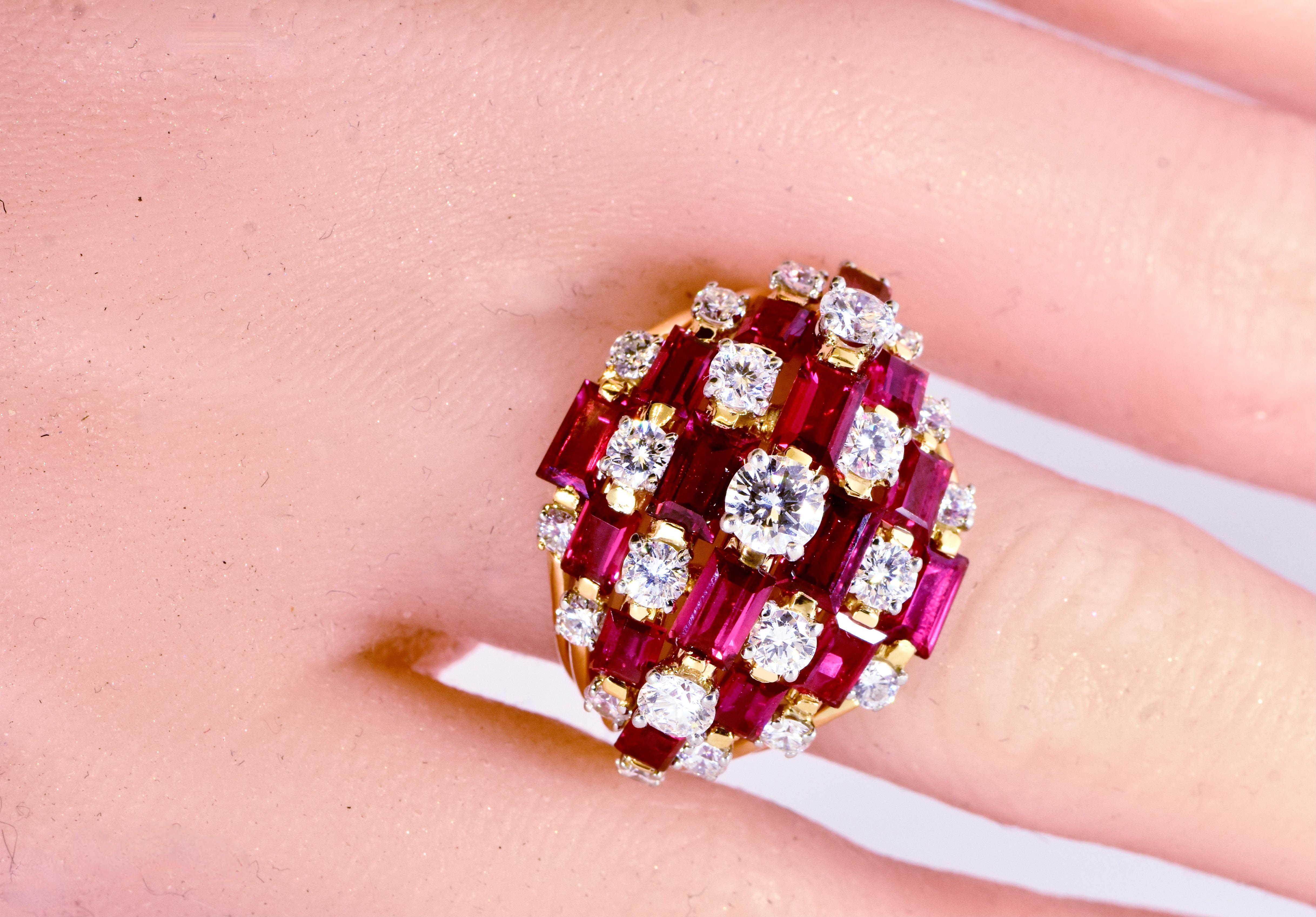 Dramatischer Rubin- und Diamantring aus dem weltberühmten House of Diamonds.  Er ist aus 18 Karat Gelbgold gefertigt und wiegt 15,2 Gramm.  Dies ist ein 7-reihiges Band - das größte, das Oscar Heyman von diesem Modell hergestellt hat.  Seine Rubine