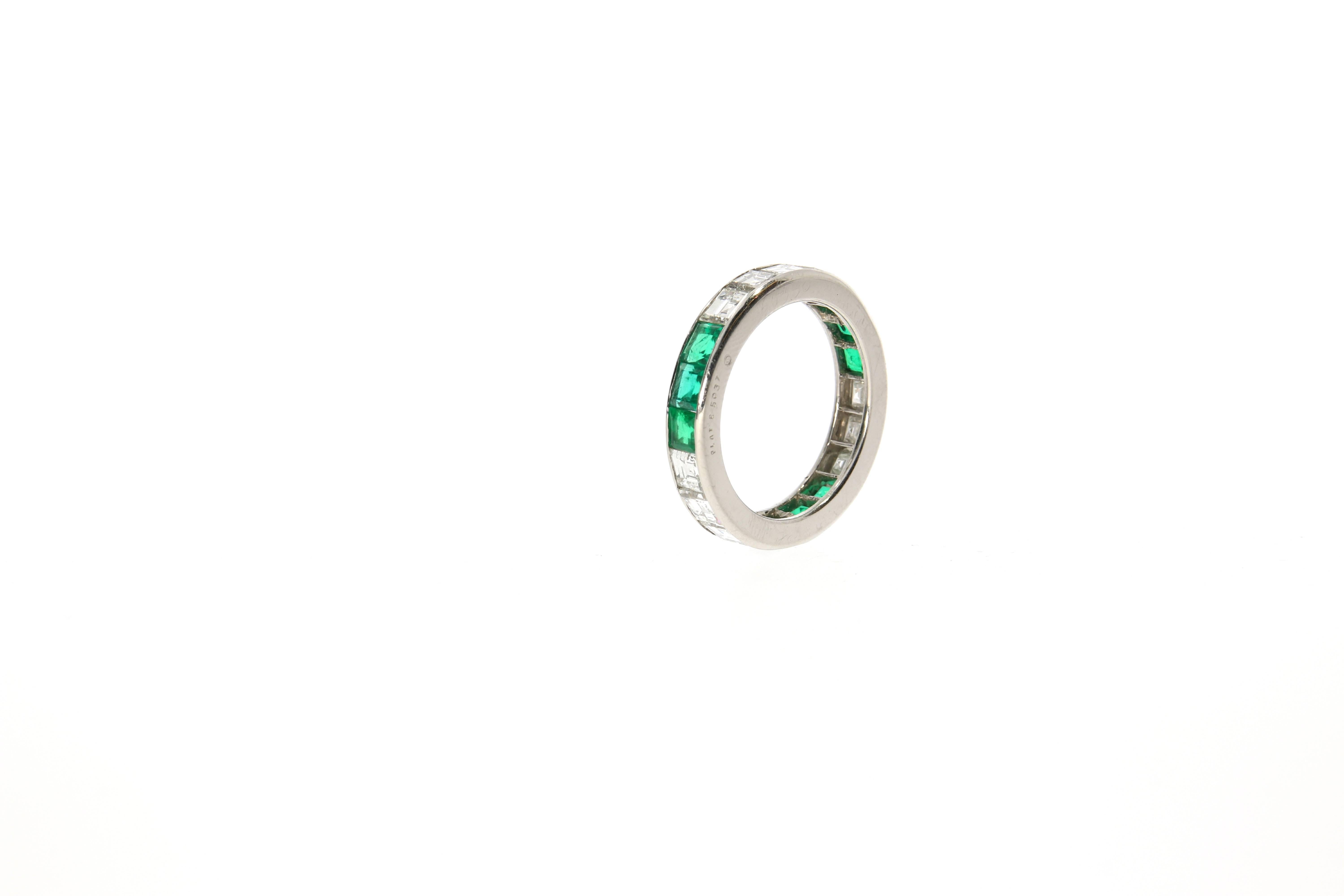 A classic platinum eternity ring, by Oscar Heyman and Brothers. It is set with 9 carré cut emeralds (in total approximately 0,90 ct), as 11 carré cut diamonds (in total approx. 1,7 ct).
Maker´s mark and platinum mark.
SSEF Certificate (No