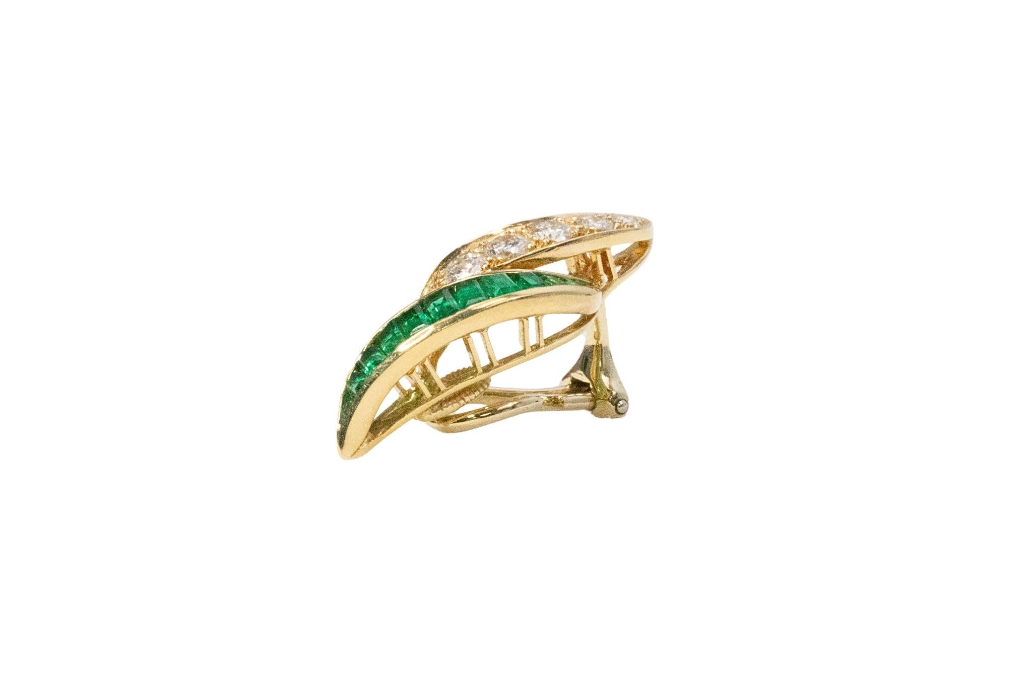 Diese exquisiten Oscar Heyman Ohrringe aus 18-karätigem Gelbgold bestechen durch ihr anmutiges, von Blättern inspiriertes Design, das mit leuchtenden Smaragden im Baguetteschliff und funkelnden Diamanten im Brillantschliff geschmückt ist. Der satte