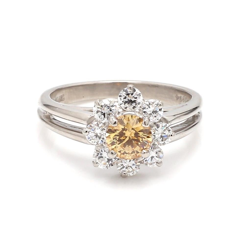 Anello in oro bianco 14k con diamante giallo rotondo e diamanti bianchi

Questo squisito anello in oro bianco 14k mette in mostra uno splendido diamante giallo rotondo, circondato da un'aureola di diamanti bianchi brillanti. Con dimensioni di 6,25 e