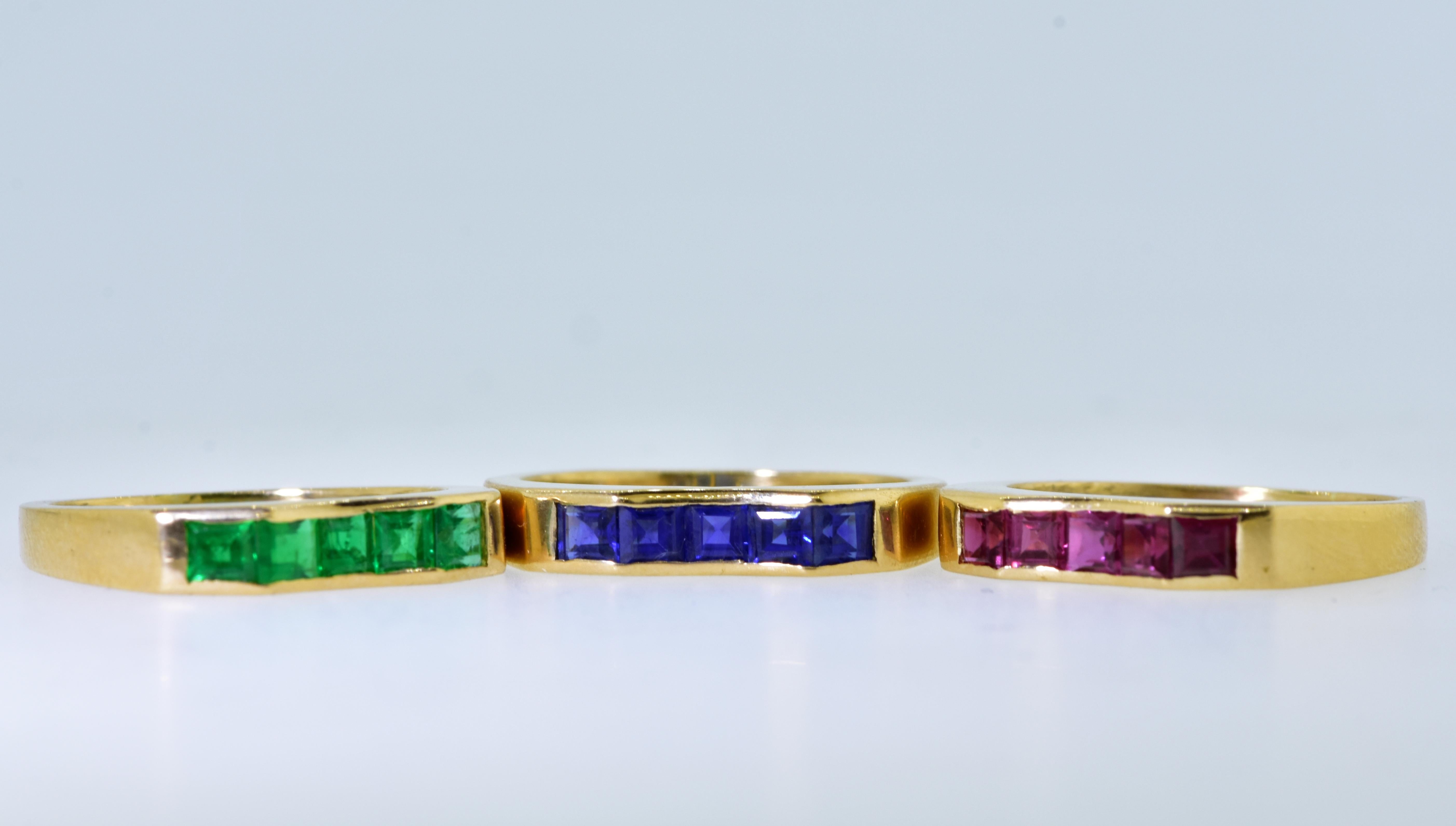 Oscar Heyman Fine Emerald, Sapphire and Ruby 18K Stackable 18K Vintage Band Ring en vente 1