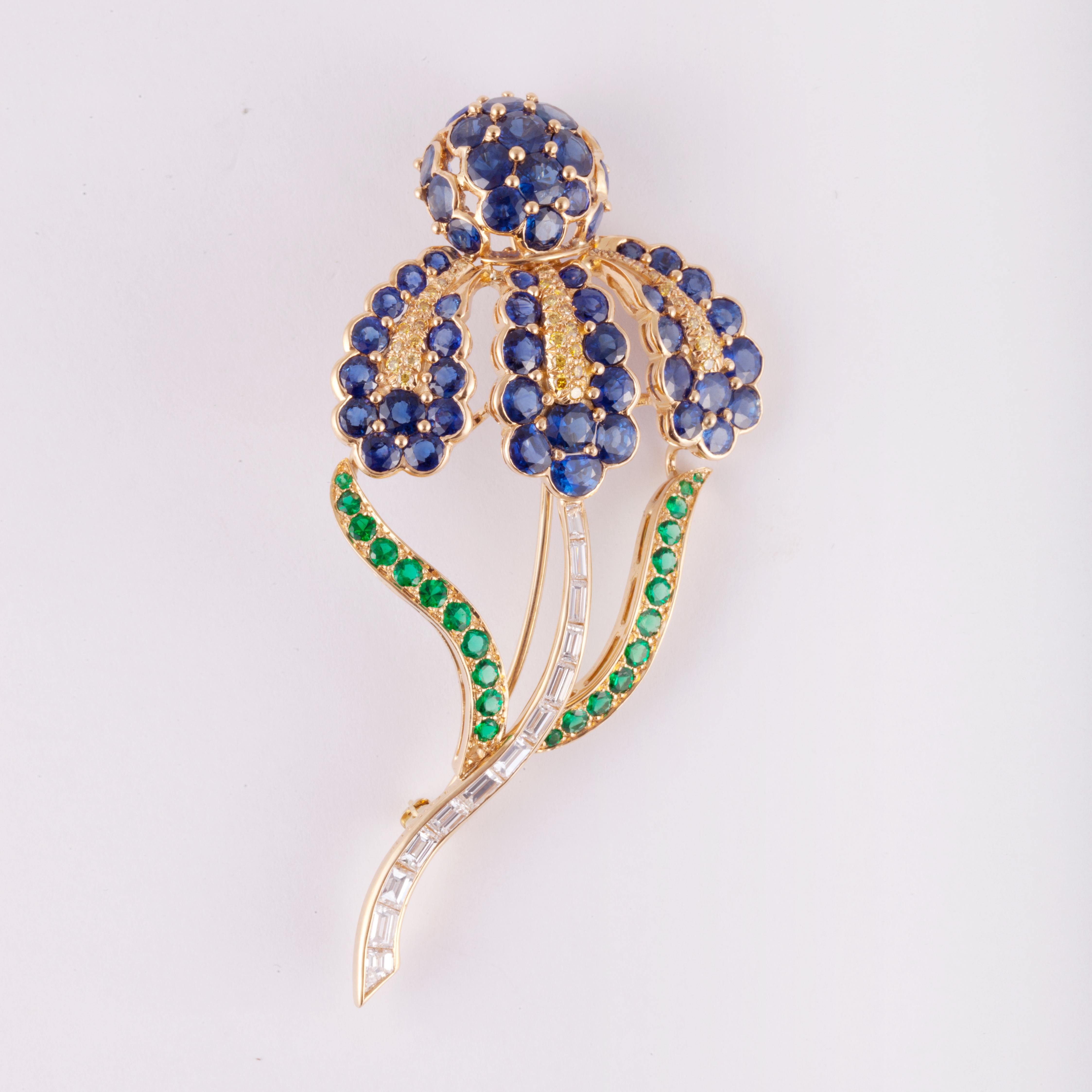 Oscar Heyman Gemstone and Diamond Flower Brooch in 18K Gold In Excellent Condition For Sale In Houston, TX