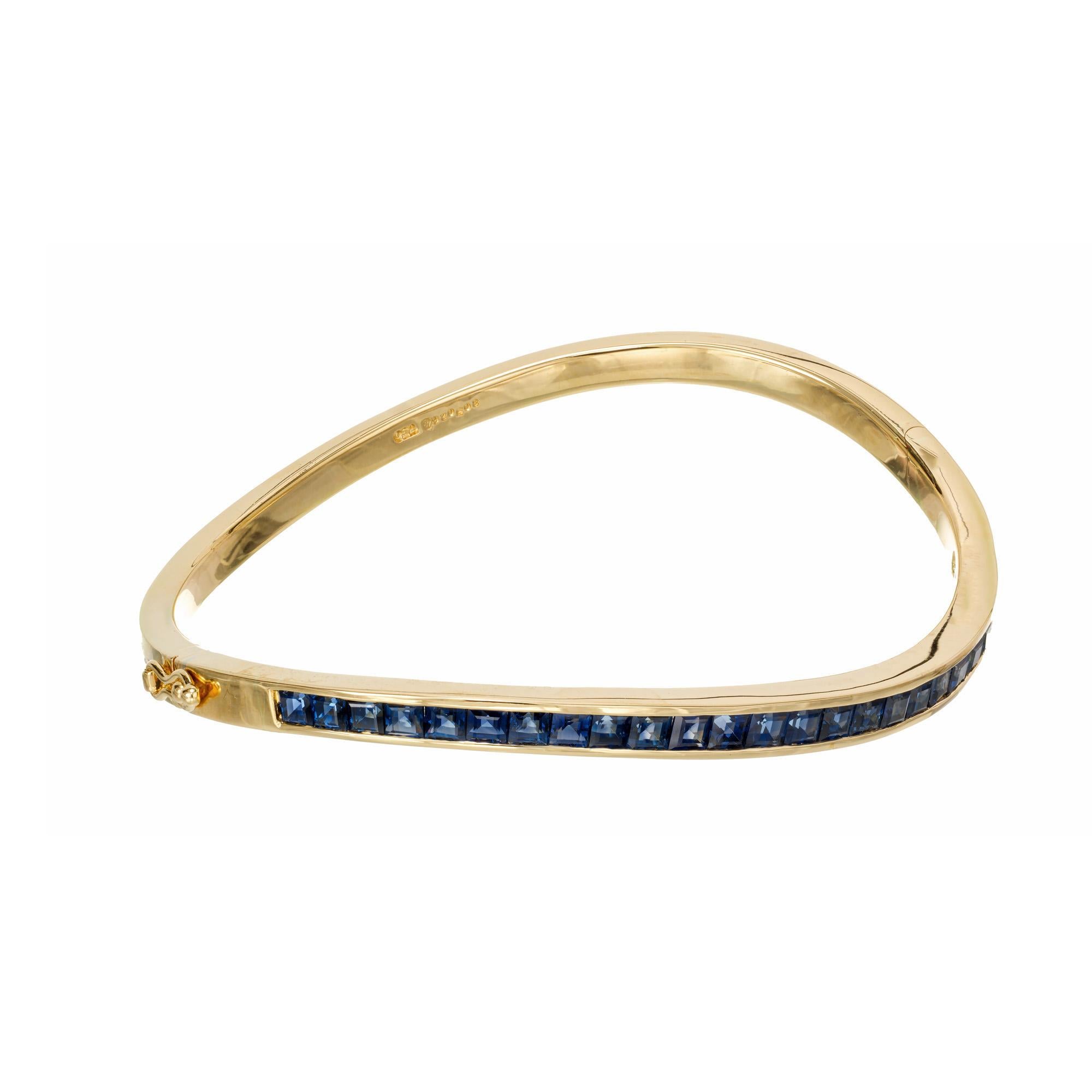 Oscar Heyman Brothers very fine custom french cut swirl chanel set blue sapphire bangle bracelet in 18k gold. GIA certified no heat no enhancements. Fits a 6.5 -7.25 Inch wrist

25 french cut square blue sapphires, MJ approx. 4.50cts GIA
