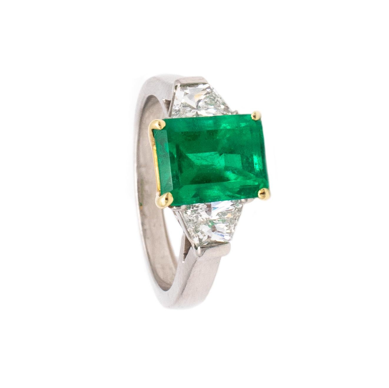 Exceptional ring with certified Colombian emerald designed by Oscar Heyman.

An elegant classic three stones setting ring, created in New York city by the Oscar Heyman Brothers. This gorgeous piece was crafted in solid .900/1000 platinum, with 18