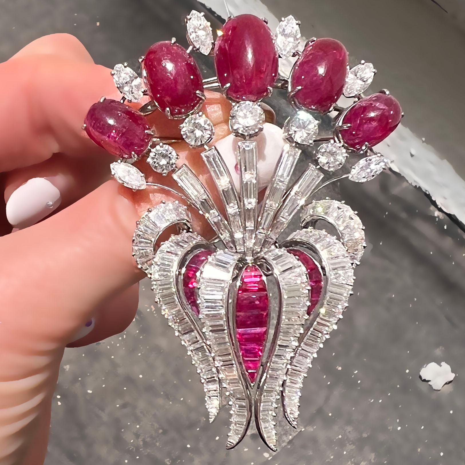 Este exquisito broche de platino Oscar Heyman, fabricado en 1961, exhibe rubíes de Birmania sin tratamiento térmico certificados por el GIA y deslumbrantes diamantes en un magistral diseño de inspiración Art Déco. Con cinco rubíes cabujón que suman