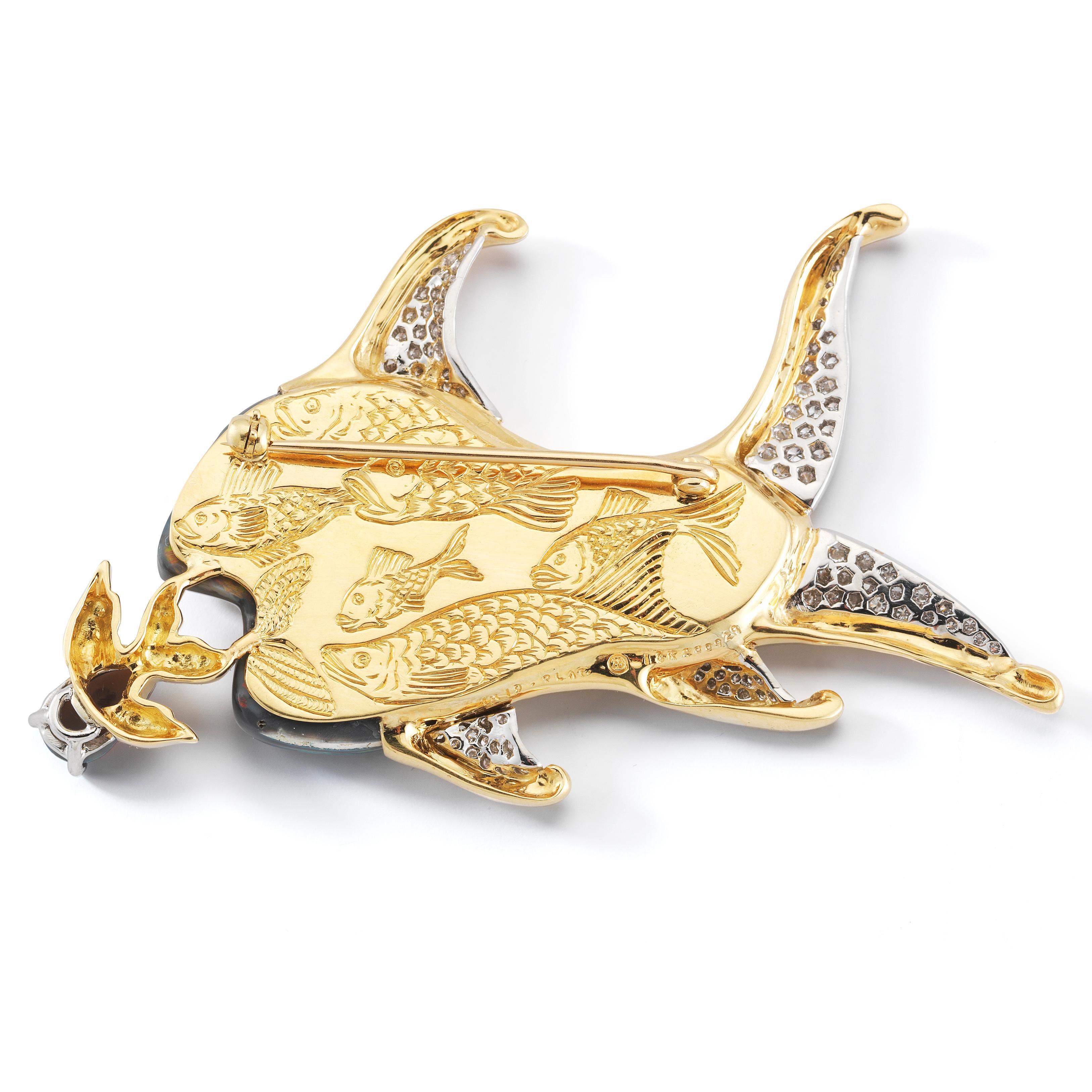 La broche en or jaune 18 carats et en platine d'Oscar Heyman contient une extraordinaire  opale noire australienne de forme fantaisie pesant 30,63cts. Cette pièce unique contient également 97 diamants ronds (1,08cts, F/ VS) et 1 opale noire en forme