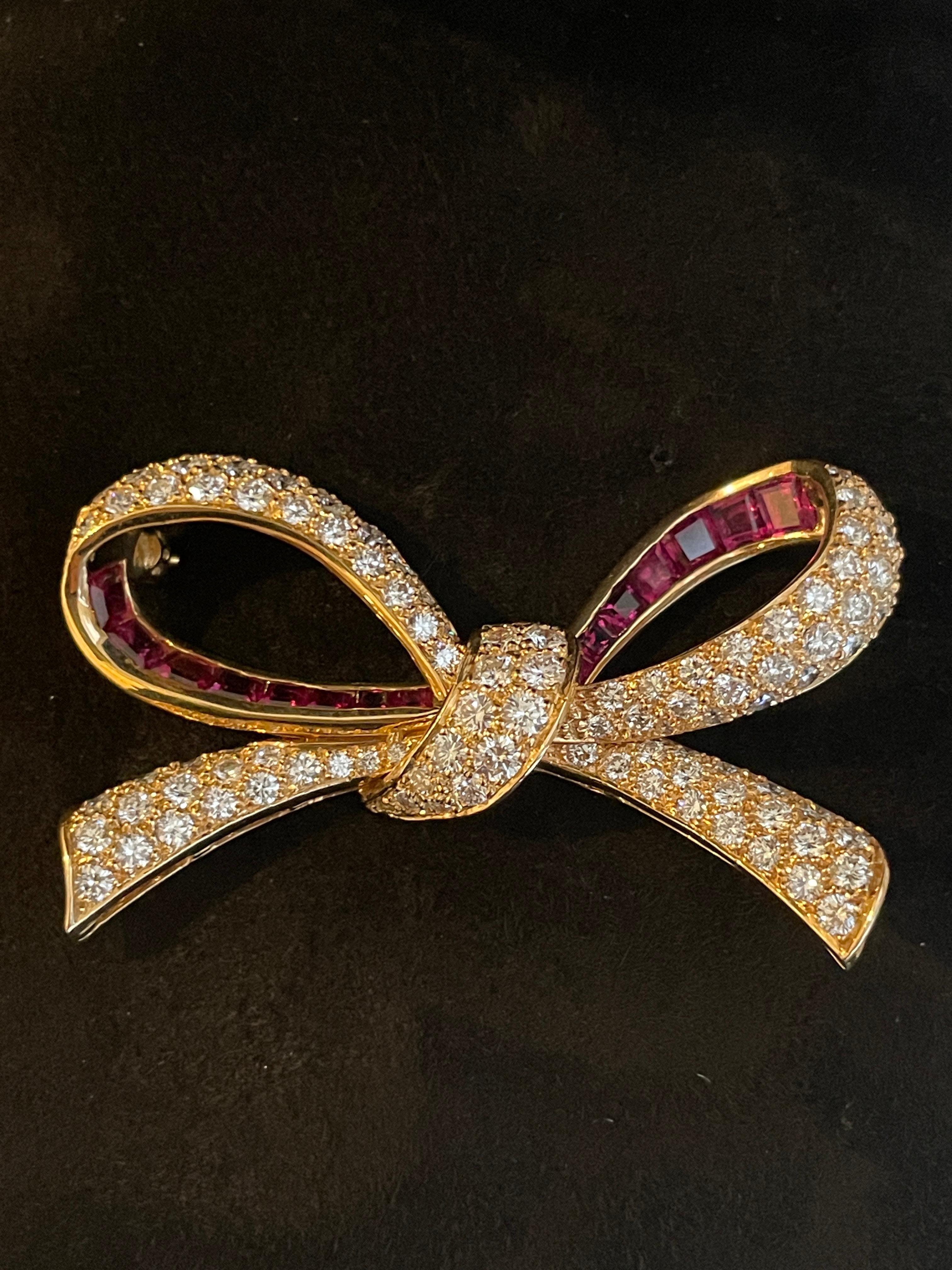 Contemporain Broche à nœud en or, diamants et rubis d'Oscar Heyman en vente