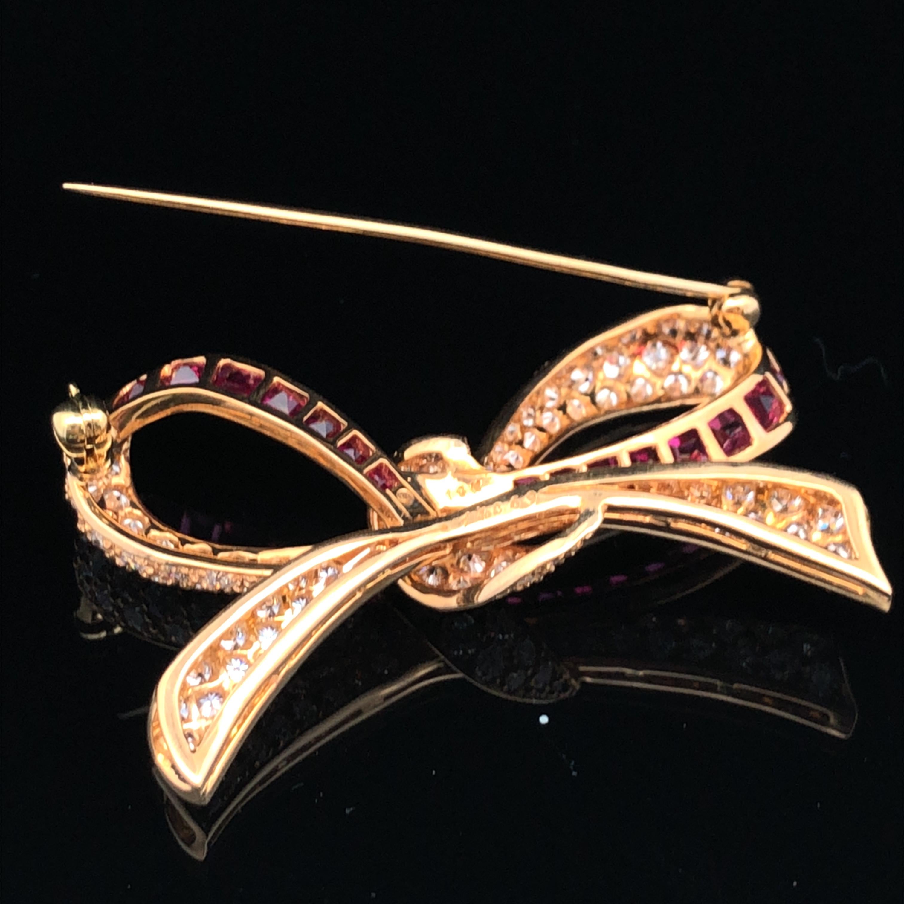 Taille ronde Broche à nœud en or, diamants et rubis d'Oscar Heyman en vente