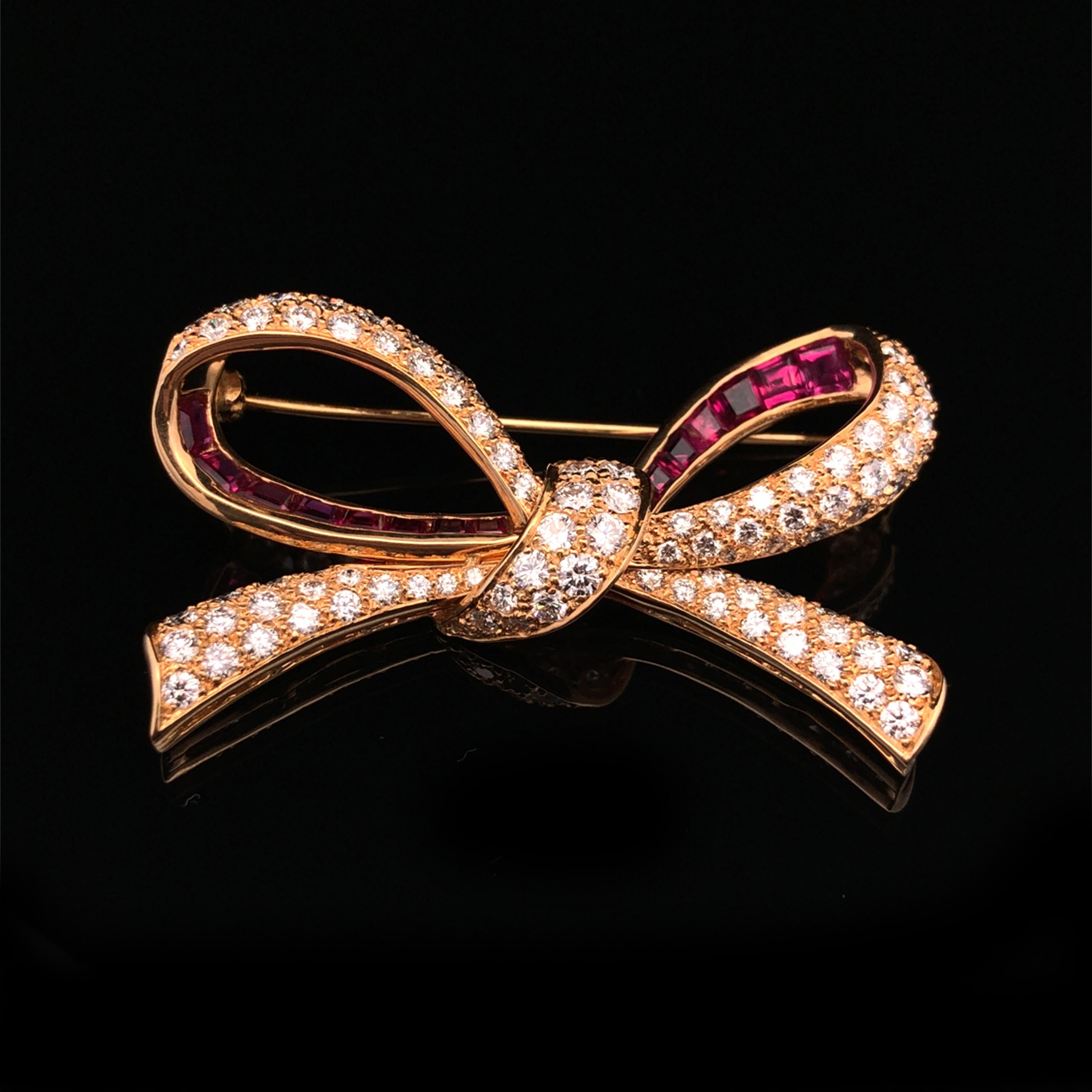 Broche à nœud en or, diamants et rubis d'Oscar Heyman Neuf - En vente à New York City, NY