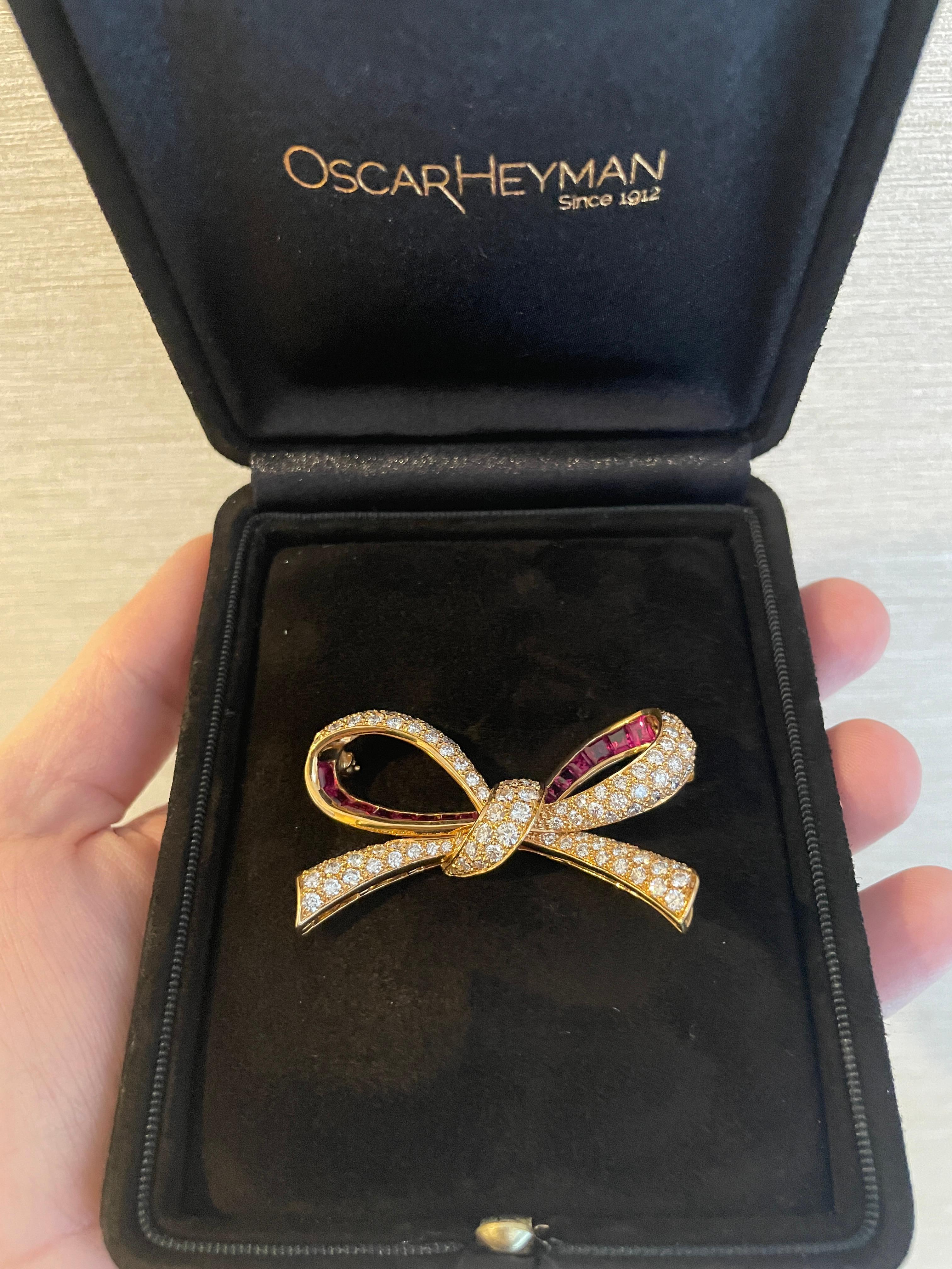 Cette broche en or jaune 18kt d'Oscar Heyman contient 2,55cts de rubis calibrés et 3,95cts de diamants ronds (F-G/VS+). Les rubis sont taillés à la main dans l'atelier d'Oscar Heyman, sur Madison Avenue, par le lapidaire. Les diamants sont sertis.