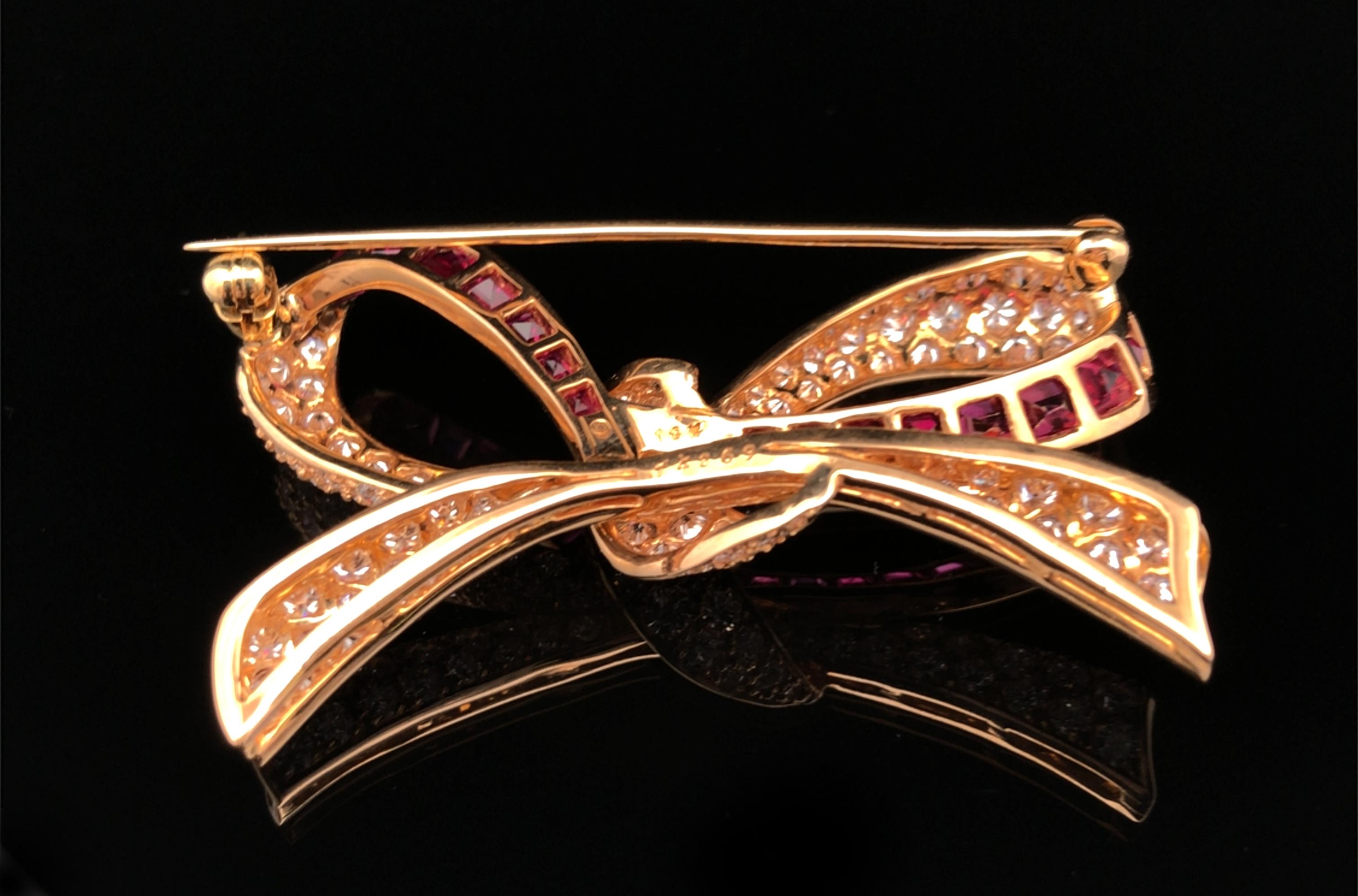 Broche à nœud en or, diamants et rubis d'Oscar Heyman en vente 1