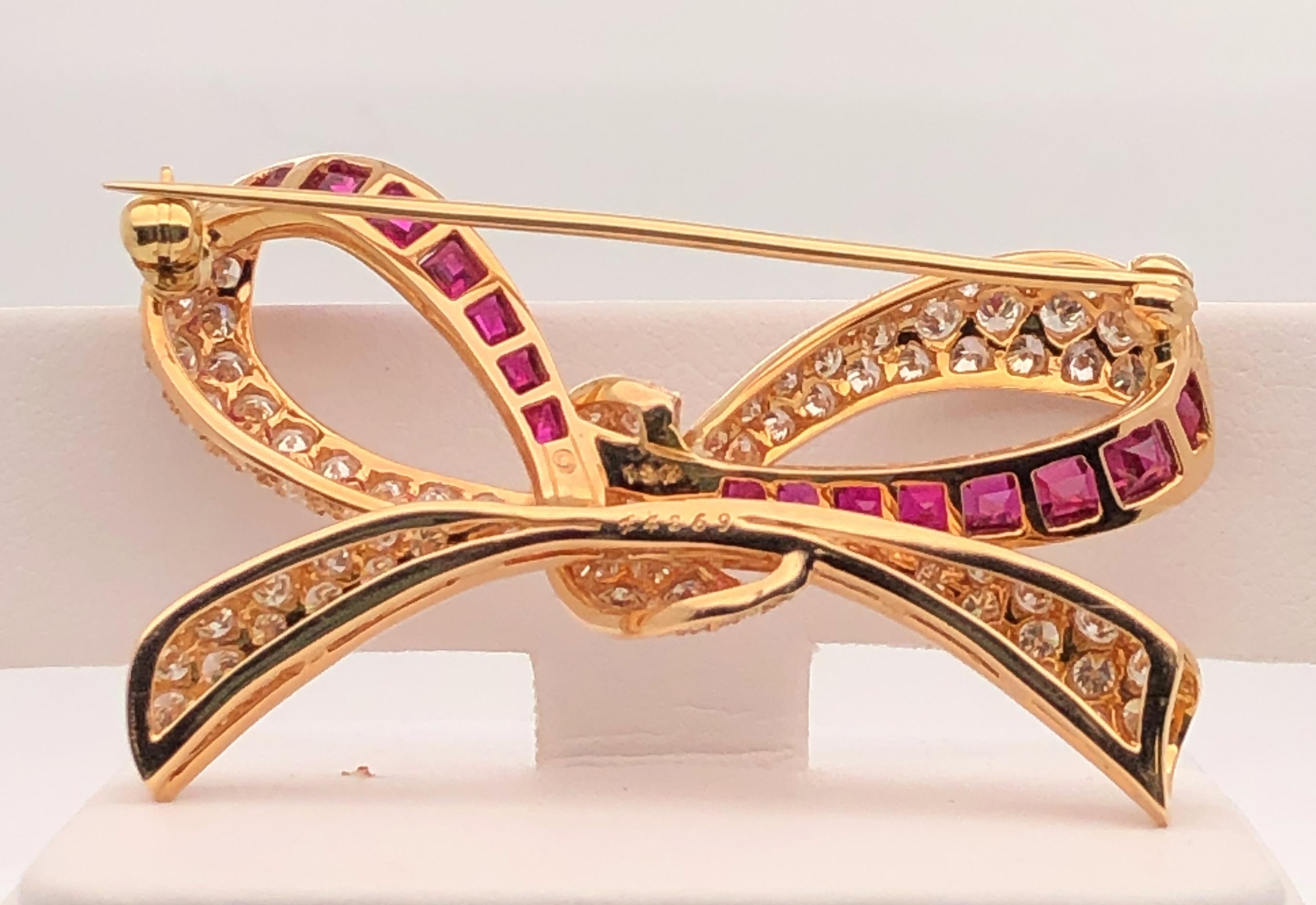 Contemporain Broche à nœud en or, diamants et rubis d'Oscar Heyman en vente