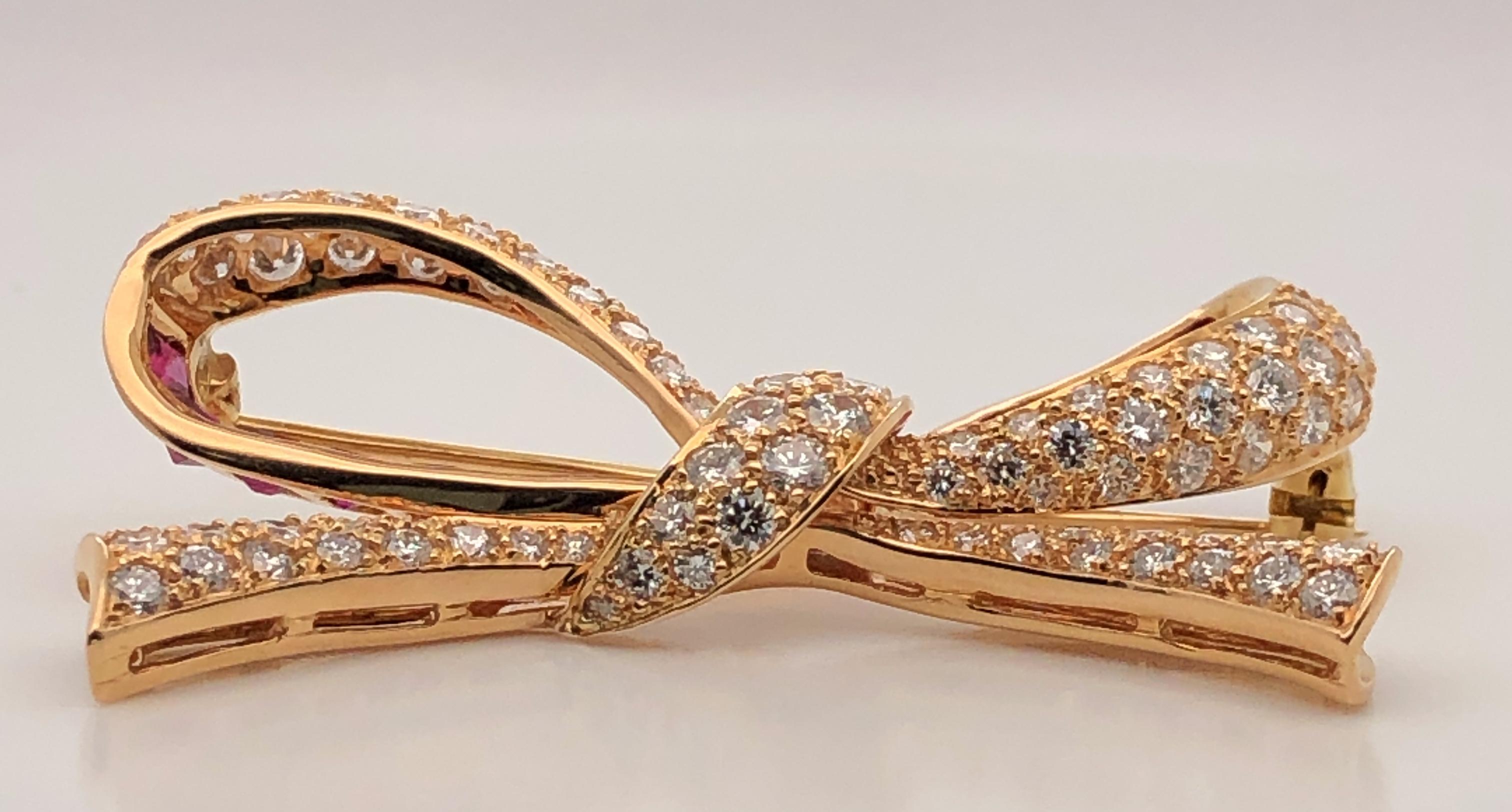 Taille ronde Broche à nœud en or, diamants et rubis d'Oscar Heyman en vente