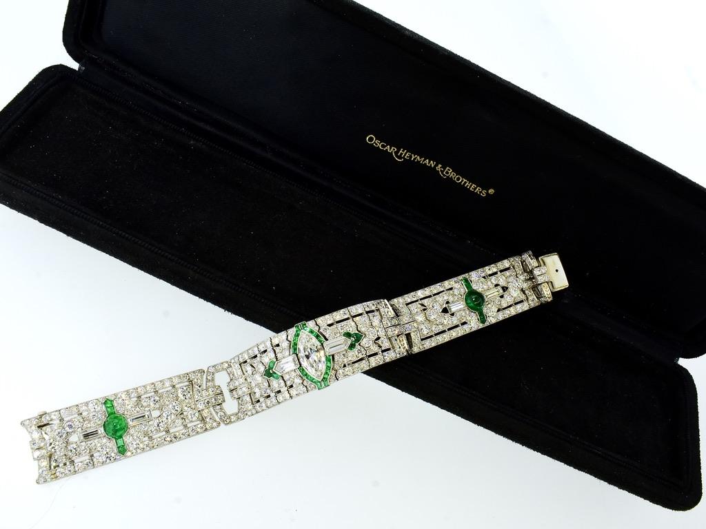 Oscar Heyman & Brothers Bracciale Art Deco in platino inciso, diamanti e smeraldi, con lettera di autenticità, circa 1918. Questo splendido bracciale ha circa 386 diamanti taglio europeo per un totale di 16,67 carati, 4 diamanti taglio baguette per