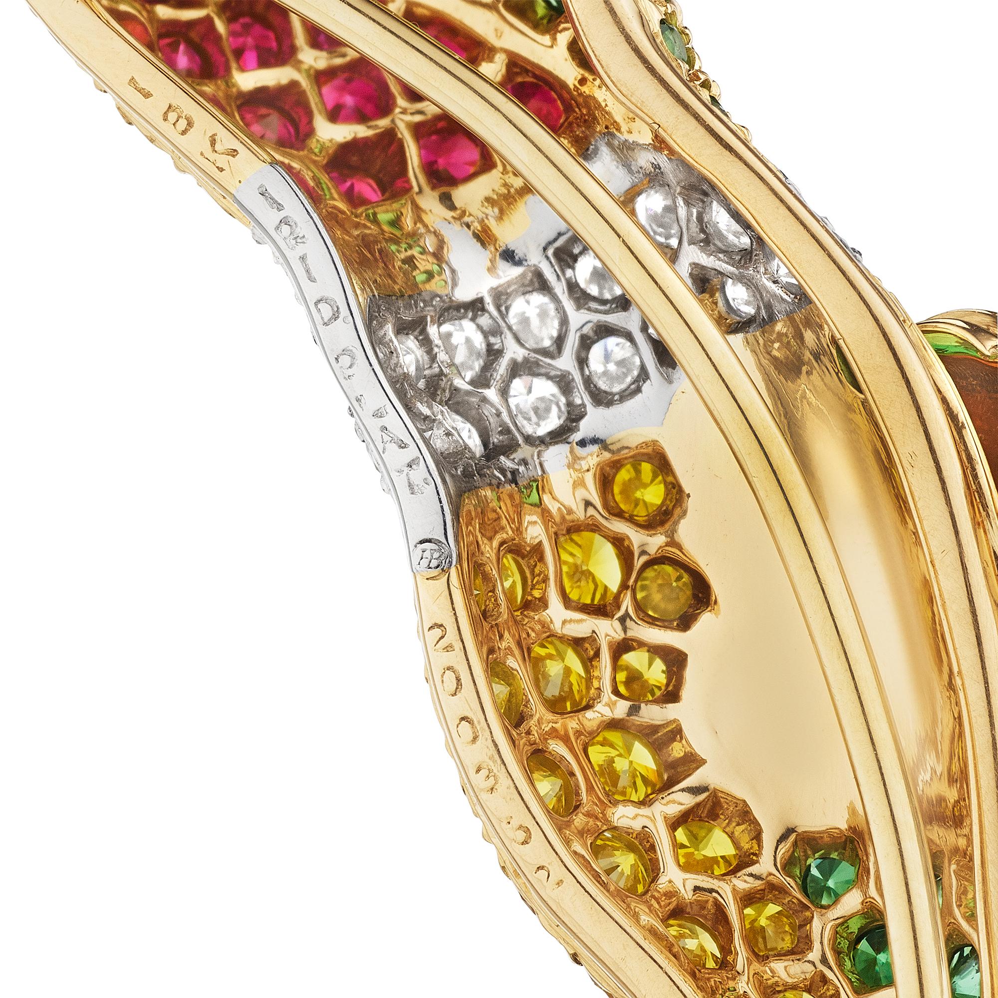 Oscar Heyman Modernistische Hummingbird-Brosche, Diamant Rubin Granat Gold (Smaragdschliff) im Angebot