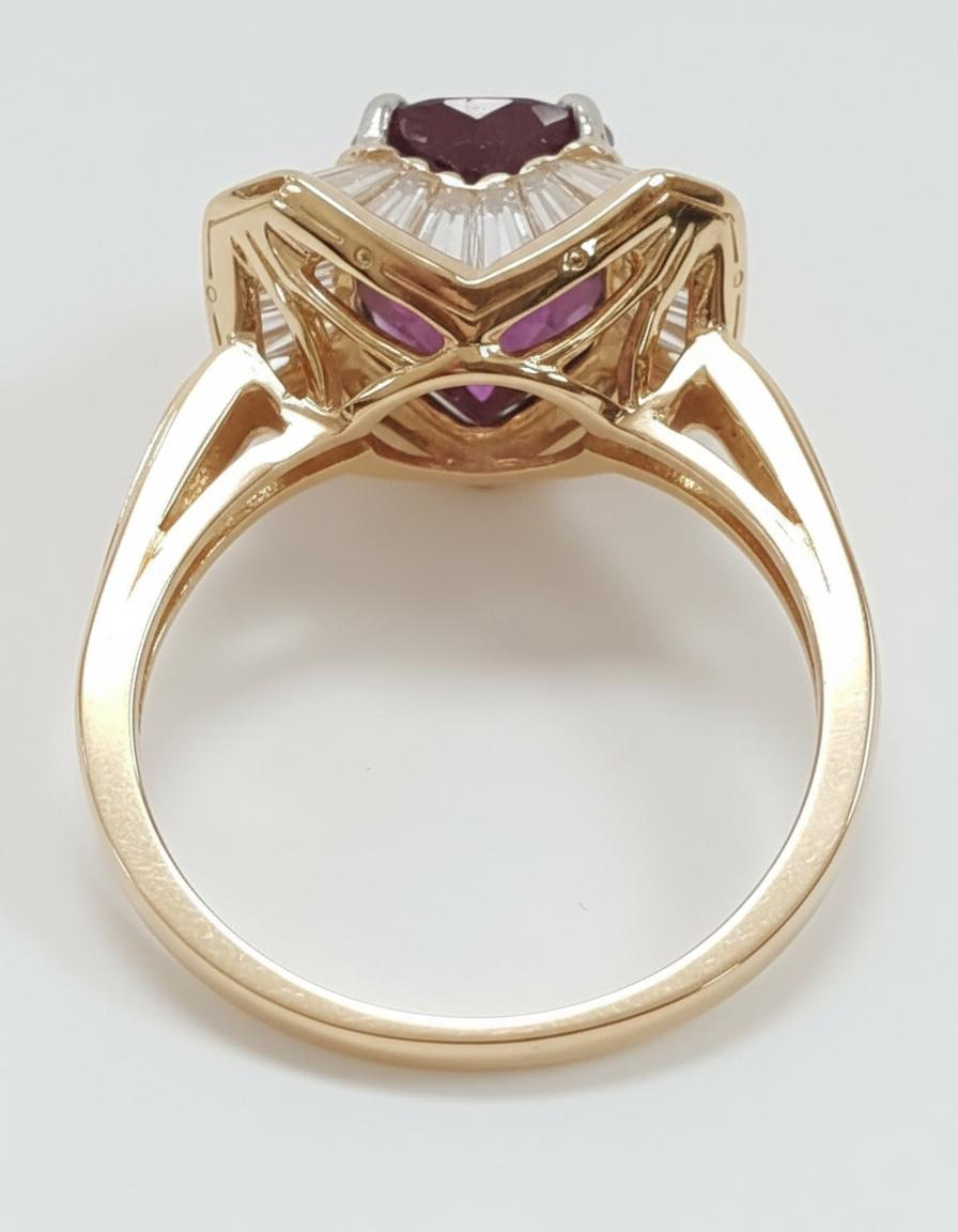 Cette superbe bague d'Oscar Heyman met en valeur un rubis naturel de taille ovale d'une couleur et d'un éclat exceptionnels, pesant environ 2,31 carats. Le rubis rouge pourpre vif n'est pas chauffé, une rareté qui met en valeur sa beauté naturelle