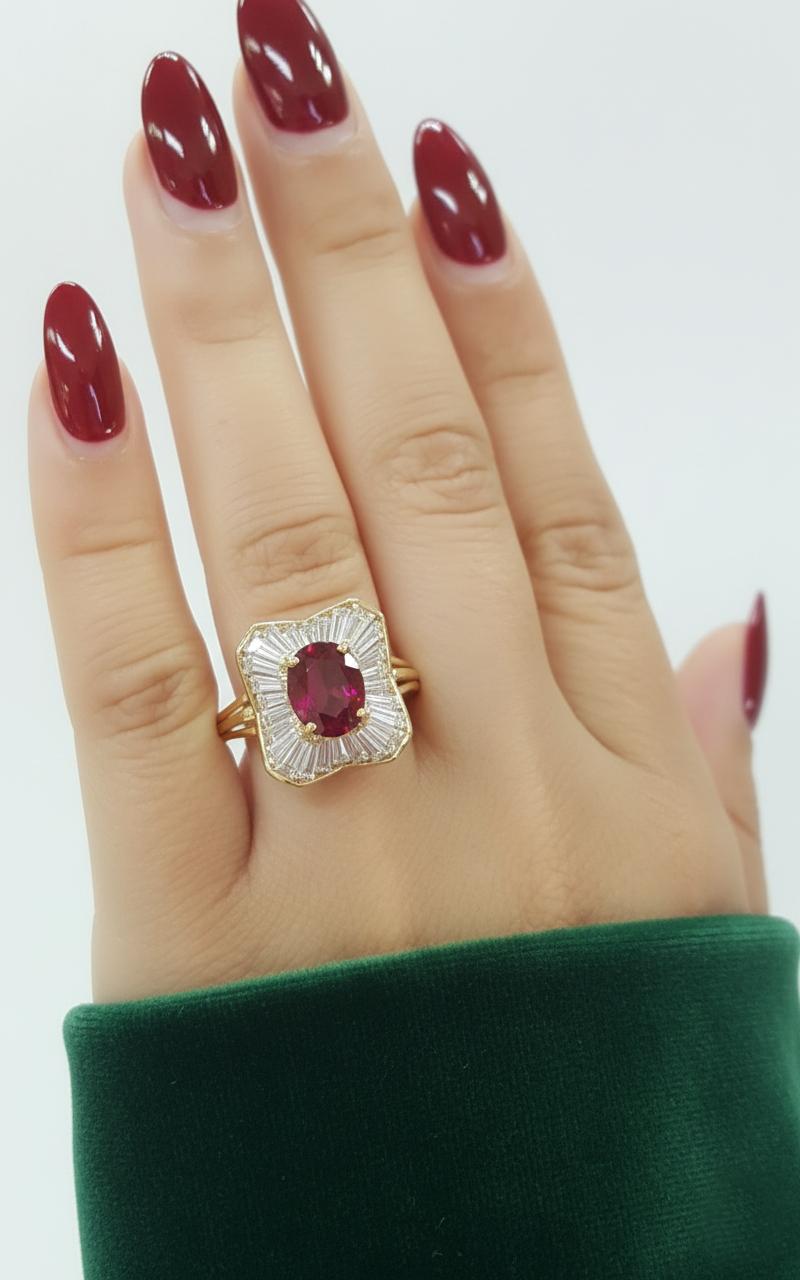 Taille ovale Oscar Heyman Bague ballerine en or jaune 18 carats et platine, rubis et diamants No Heat en vente