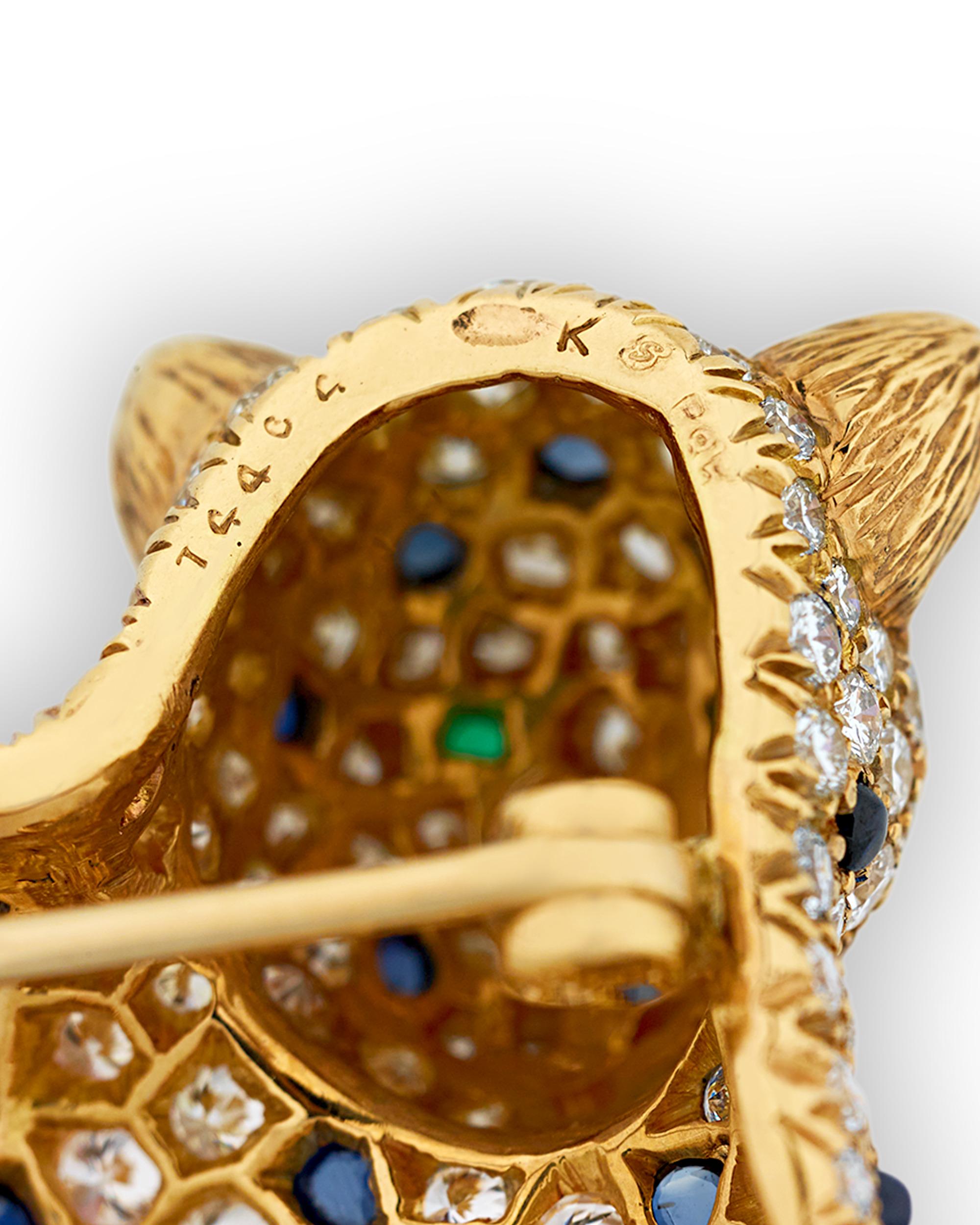 Ronronnant avec fierté, cette magnifique broche incrustée de bijoux du célèbre joaillier Oscar Heyman prend la forme d'une panthère alanguie au repos. Composé de diamants blancs étincelants totalisant un impressionnant 8,50 carats, le joaillier