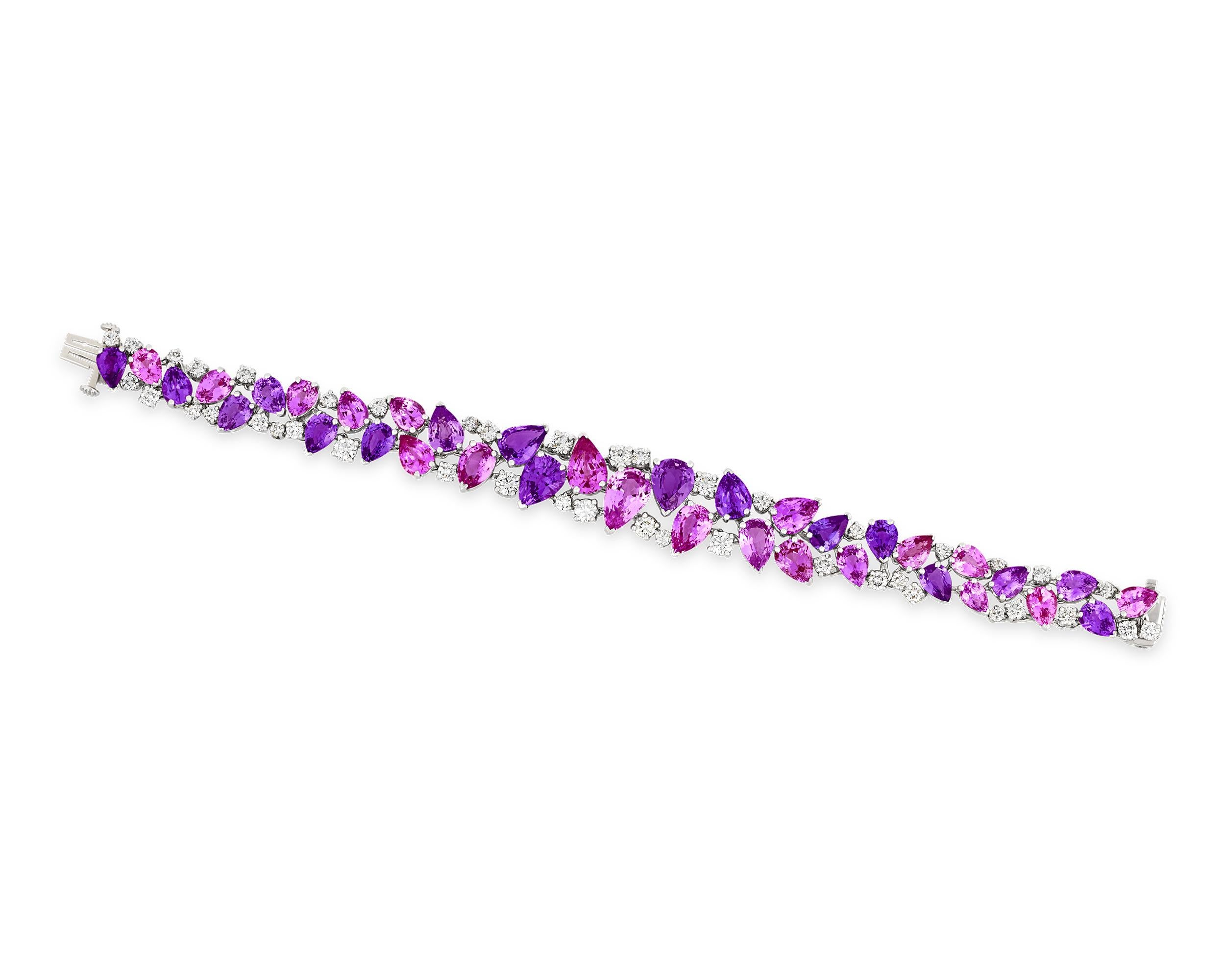 Réalisé par le célèbre joaillier américain Oscar Heyman, ce bracelet est orné de trente-six saphirs roses et violets en forme de poire parfaitement assortis. Les gemmes romantiques sont certifiées par le Gemological Institute of America et