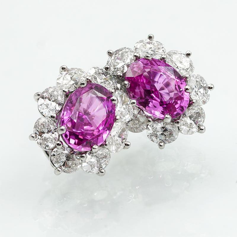 Diese wunderschönen Ohrringe von Oscar Heyman sind das perfekte Beispiel für ein Set aus rosa Edelsteinen, das den erstaunlichen rosa Saphir in Szene setzt.  Der rosafarbene Saphir ist ein Edelstein, von dem man annimmt, dass er die Liebe und das