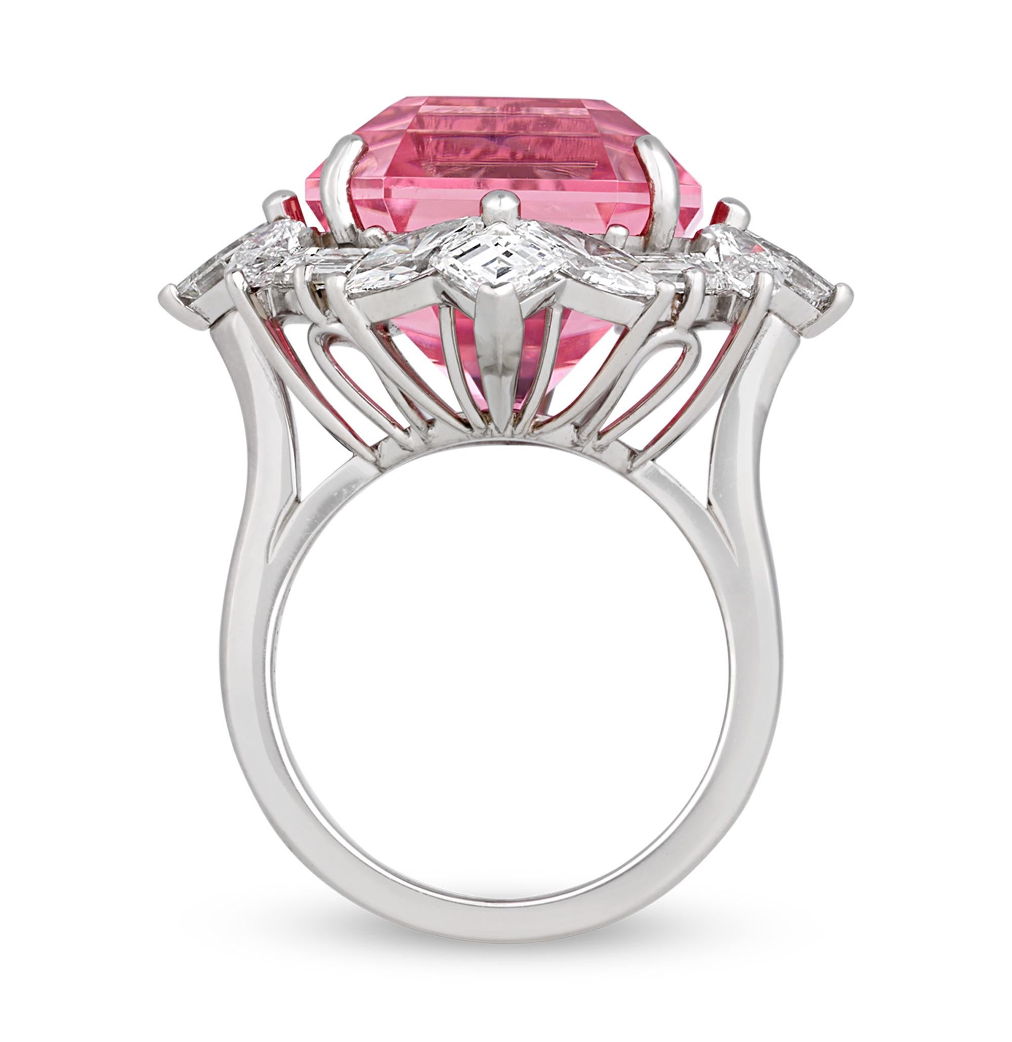 Cette bague exceptionnelle signée Oscar Heyman est ornée d'une tourmaline rose non traitée d'une taille et d'une qualité extraordinaires. La gemme de taille émeraude pèse un poids impressionnant de 17,35 carats et est accompagnée d'un rapport de