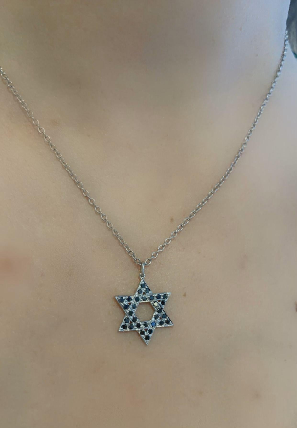Le collier pendentif étoile de David en platine d'Oscar Heyman contient 0,53cts de diamants noirs. Le collier porte la marque du fabricant, PLAT, et le numéro de série 903043.

Le collier mesure 18 pouces au total et le diamètre du pendentif Étoile